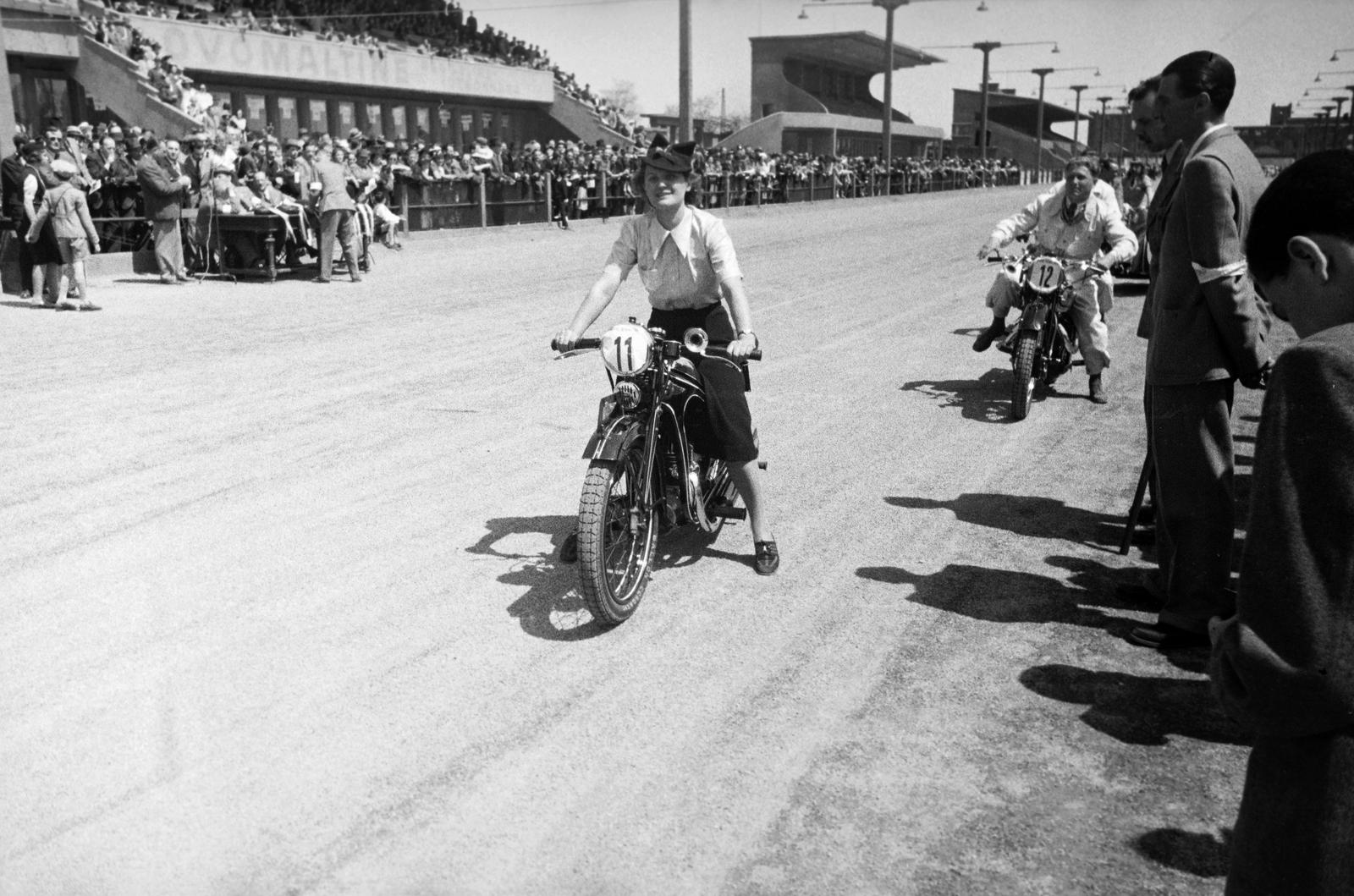 Magyarország, Budapest VIII., Kerepesi úti Ügetőpálya, a felvétel a IX. Magyar Nemzetközi Concours d‘Elégance autószépségversenyen 1938. május 15-én készült. 11-es számmal Hambach és ifj Szűcs által nevezett Méray-Puch, Vörös szalagot nyert. Vezetője Mancza Juci kisasszony. A 12-es számú Norton, Aranyszalagot nyert. Vezetője Dobos József., 1938, Inkey Tibor, Budapest, Fortepan #303718