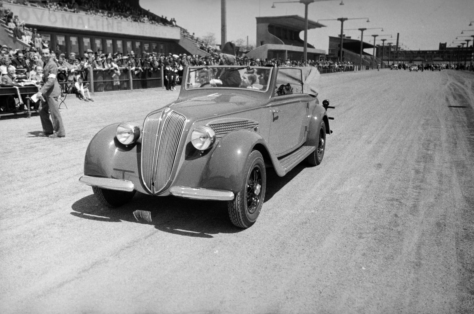 Hungary, Budapest VIII., Kerepesi úti Ügetőpálya, a felvétel a IX. Magyar Nemzetközi Concours d‘Elégance autószépségversenyen 1938. május 15-én készült. Reiman Gyula cég által nevezett Bianchi S9, Kurcz és Lajta Rt tiszteletdíját nyerte., 1938, Inkey Tibor, Budapest, Fortepan #303719