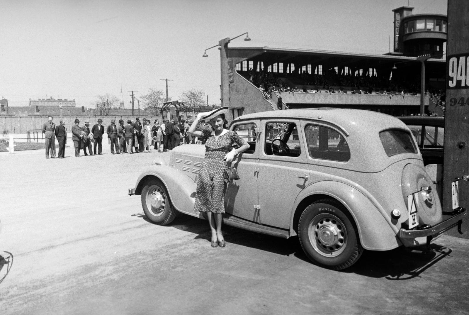 Magyarország, Budapest VIII., Kerepesi úti Ügetőpálya, a felvétel a IX. Magyar Nemzetközi Concours d‘Elégance autószépségversenyen 1938. május 15-én készült. Deményi és Fia cég által benevezett Morris 10., Ezüstszalagot nyert. Sofőr: Szepes Lia művésznő., 1938, Inkey Tibor, Best of, lányok-járművek, Budapest, Fortepan #303721