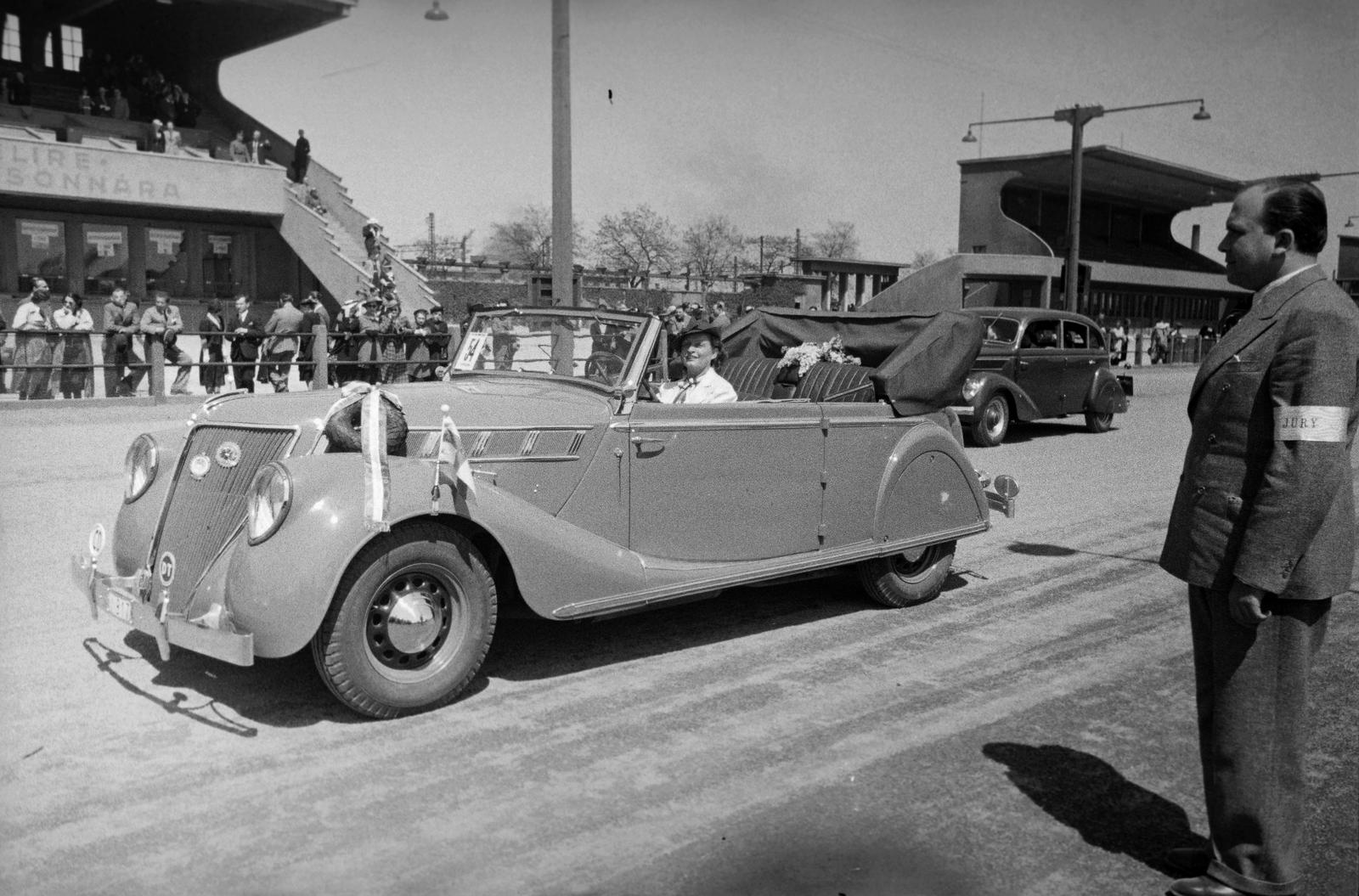 Hungary, Budapest VIII., Kerepesi úti Ügetőpálya, a felvétel a IX. Magyar Nemzetközi Concours d‘Elégance autószépségversenyen 1938. május 15-én készült. Onni Talas finn nagykövet Renault cabrioja, a legszebb francia szériaautó és a Fiat Rt tiszteletdíját nyerte. A kormánynál Onni Talasné., 1938, Inkey Tibor, Budapest, Fortepan #303725