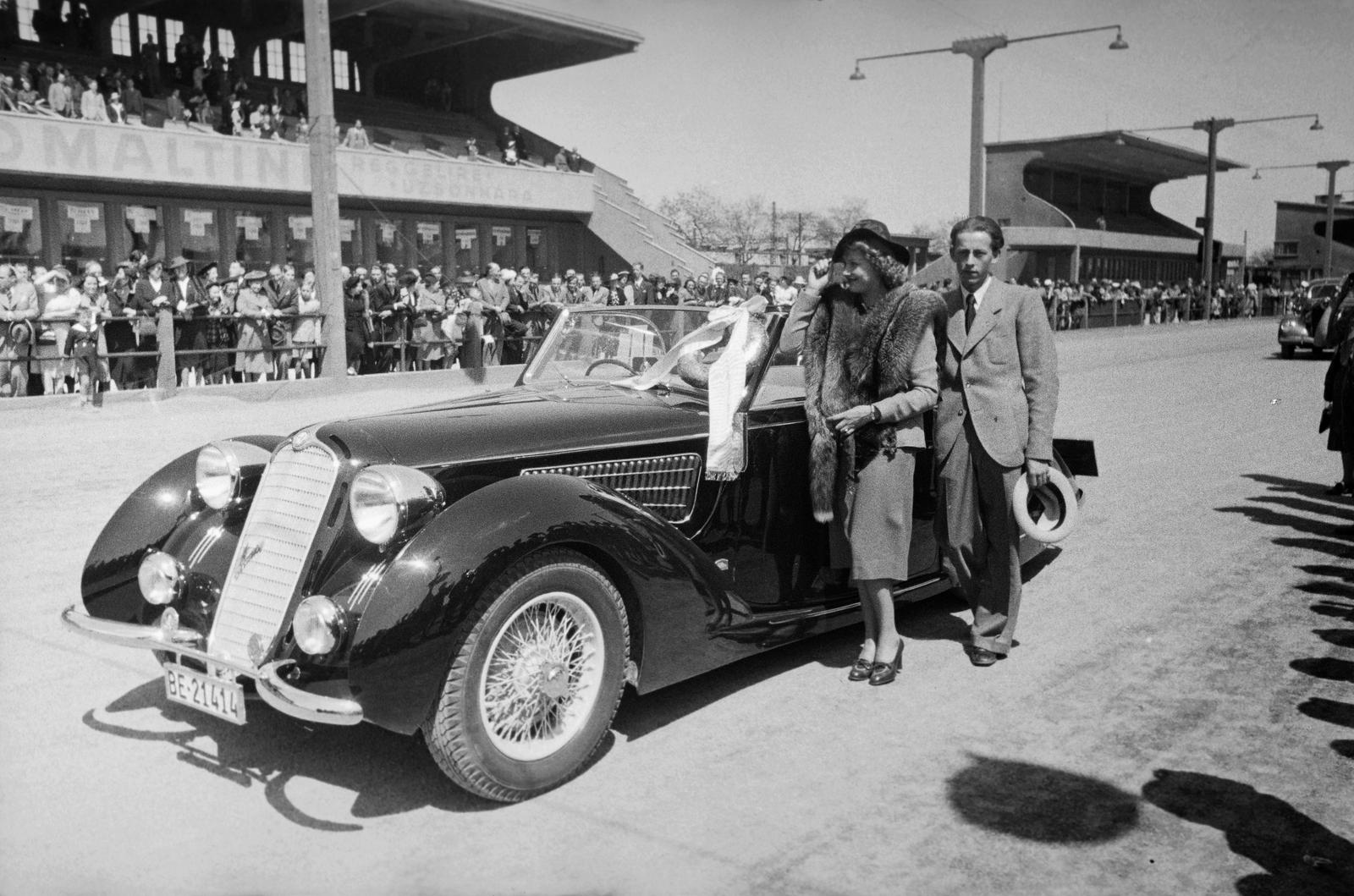 Hungary, Budapest VIII., Kerepesi úti Ügetőpálya, a felvétel a IX. Magyar Nemzetközi Concours d‘Elégance autószépségversenyen 1938. május 15-én készült. Az abszolút győztes Alfa Romeo 6C 2300, svájci Worblaufen cég által készített karosszériával. Tulajdonosa: Höke László.
, 1938, Inkey Tibor, Budapest, Fortepan #303726