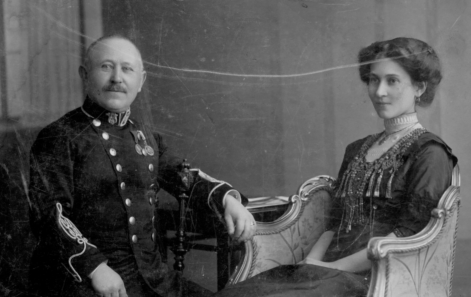 Borsay Samu, a nagyenyedi református Bethlen kollégium zenetanára, katonazenész és felesége., 1900, Makkai Sándor Protestáns Népfőiskolai Egyesület gyűjteménye, uniform, musician, man and woman, medal, double portrait, teacher, double-breasted coat, Fortepan #30377