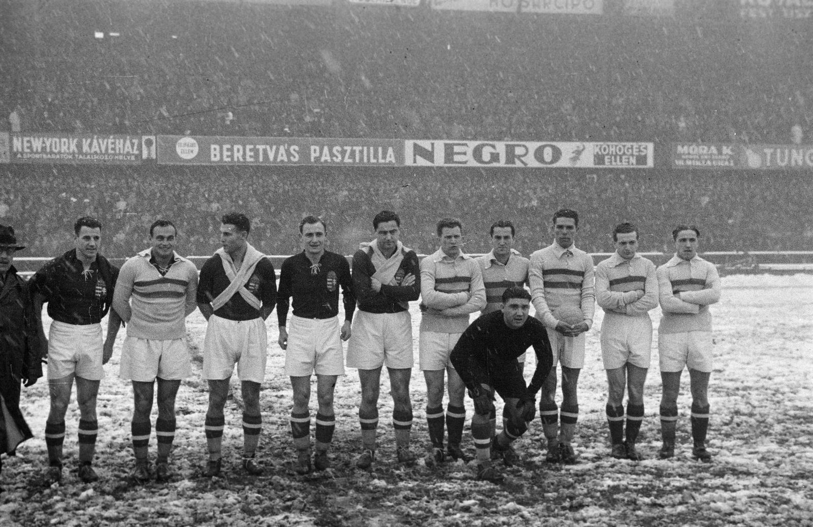 Magyarország, Budapest IX., Üllői út, FTC stadion. Magyarország-Svájc 2:0 (1:0) Európa Kupa mérkőzés 1937. november 14-én. A magyar csapat tagjai: Szabó — Korányi, Biró — Gyarmati, Turay, Lázár — Sas, Kiss, Sárosi dr, Toldi, Titkos., 1937, Inkey Tibor, Budapest, Fortepan #303772