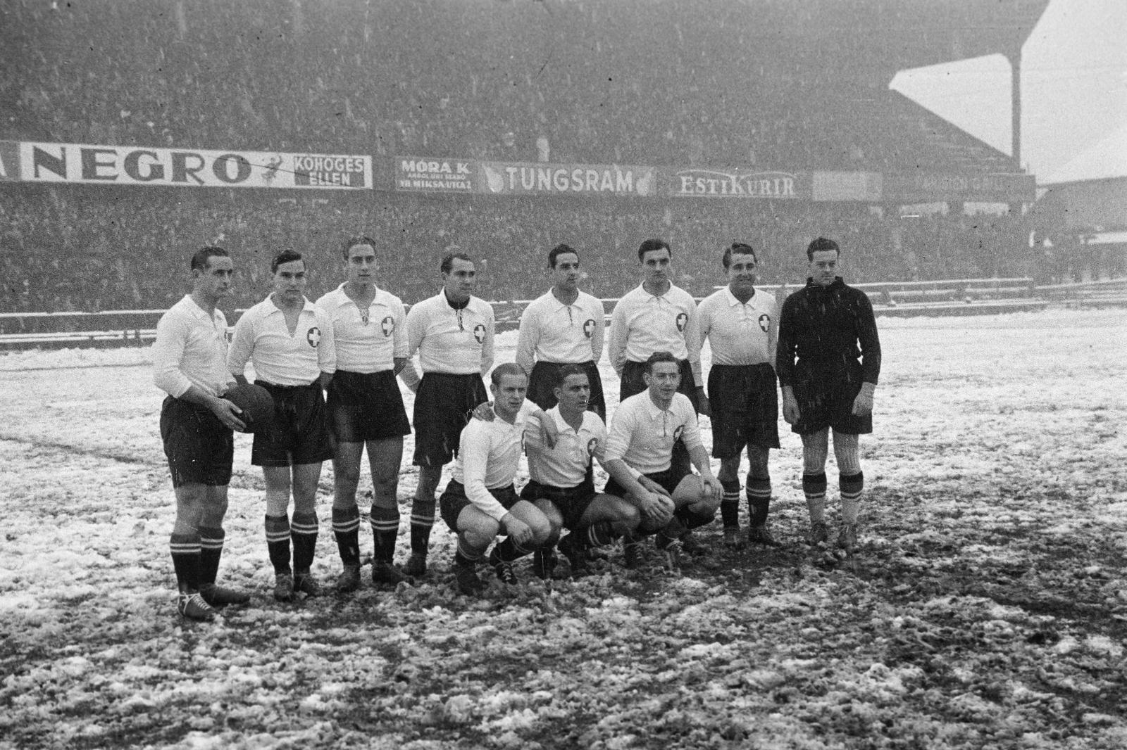 Magyarország, Budapest IX., Üllői út, FTC stadion. Magyarország-Svájc 2:0 (1:0) Európa Kupa mérkőzés 1937. november 14-én. A svájci csapat tagjai: Bizzozera — Minelli, Lehmann — Springer, Vernali, Lörtscher — Weber, Wagner, Monnar, Walacek, Rebic., 1937, Inkey Tibor, Budapest, Fortepan #303773