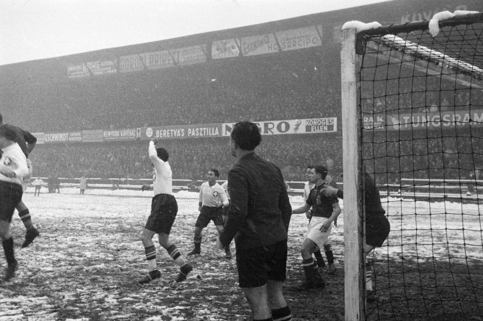 Hungary, Budapest IX., Üllői út, FTC stadion. Magyarország-Svájc 2:0 (1:0) Európa Kupa mérkőzés 1937. november 14-én., 1937, Inkey Tibor, Budapest, Fortepan #303776