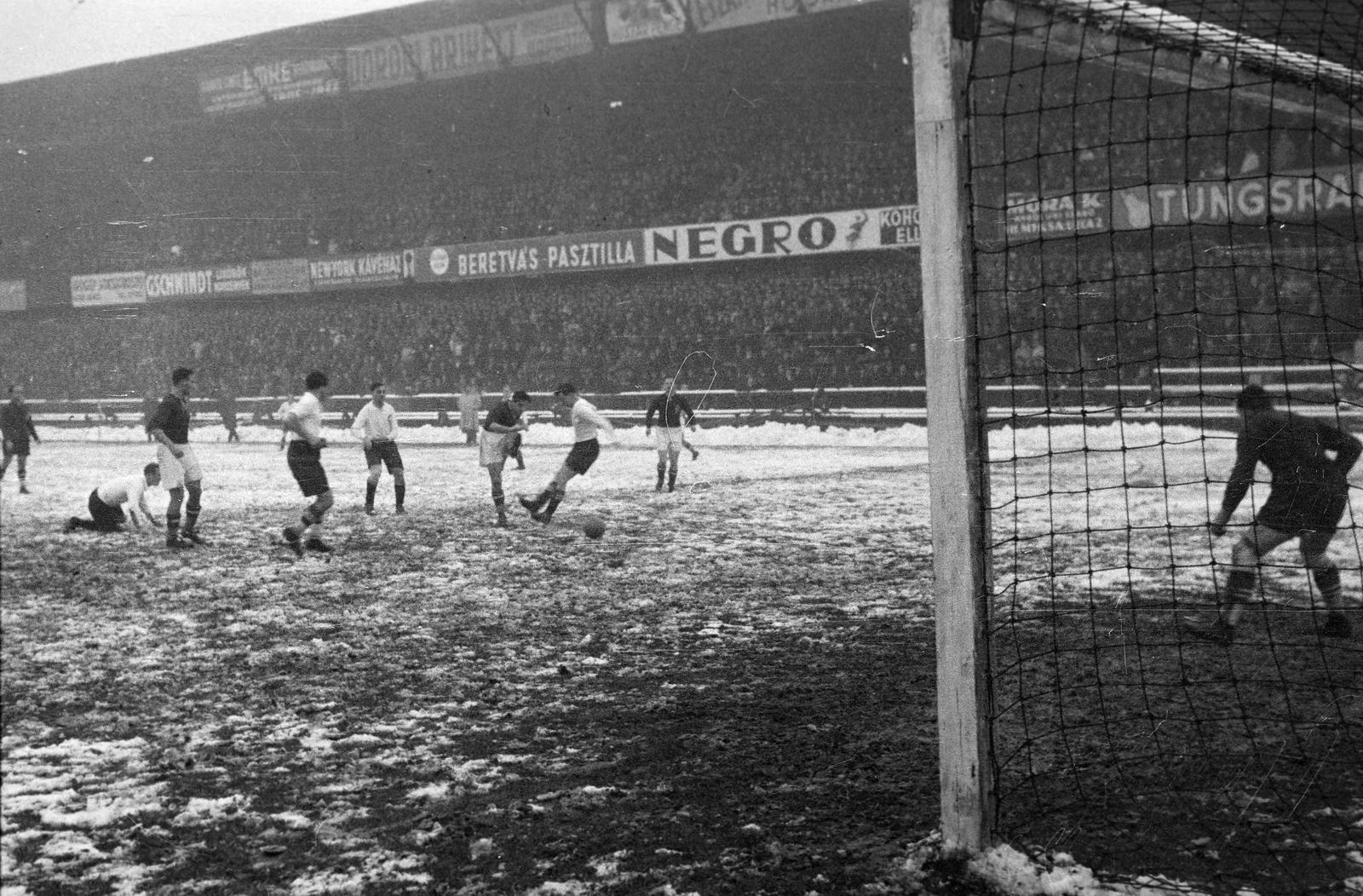 Magyarország, Budapest IX., Üllői út, FTC stadion. Magyarország-Svájc 2:0 (1:0) Európa Kupa mérkőzés 1937. november 14-én., 1937, Inkey Tibor, Budapest, Fortepan #303777