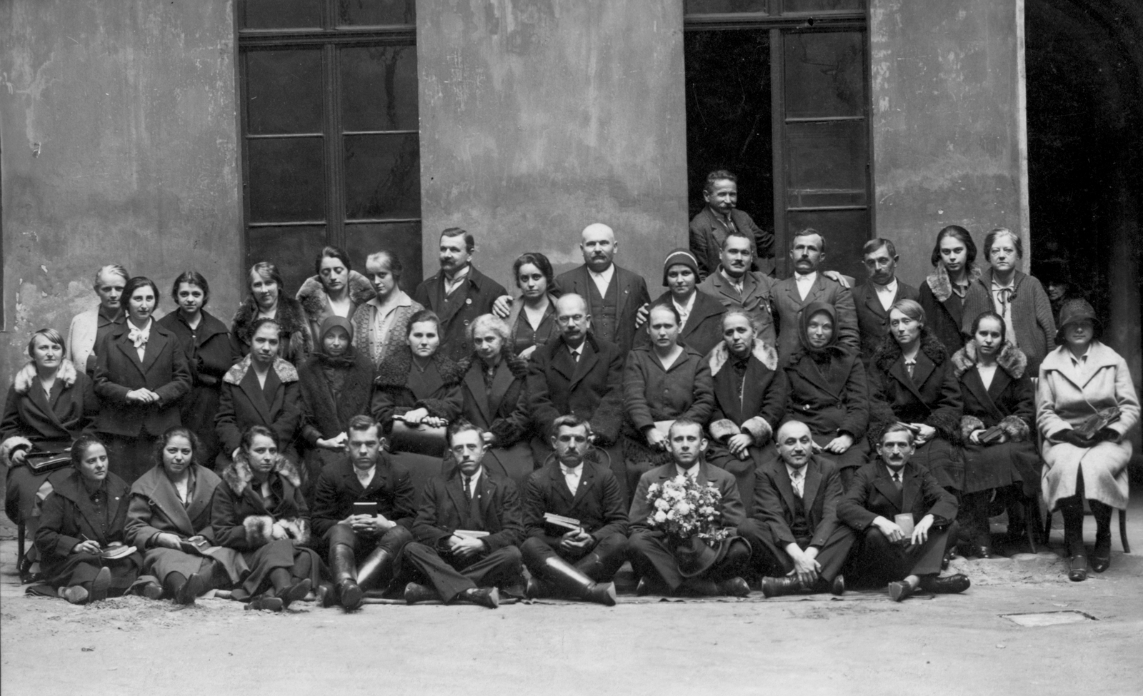 1931, Makkai Sándor Protestáns Népfőiskolai Egyesület gyűjteménye, yard, tableau, women, men, bouquet, Fortepan #30378
