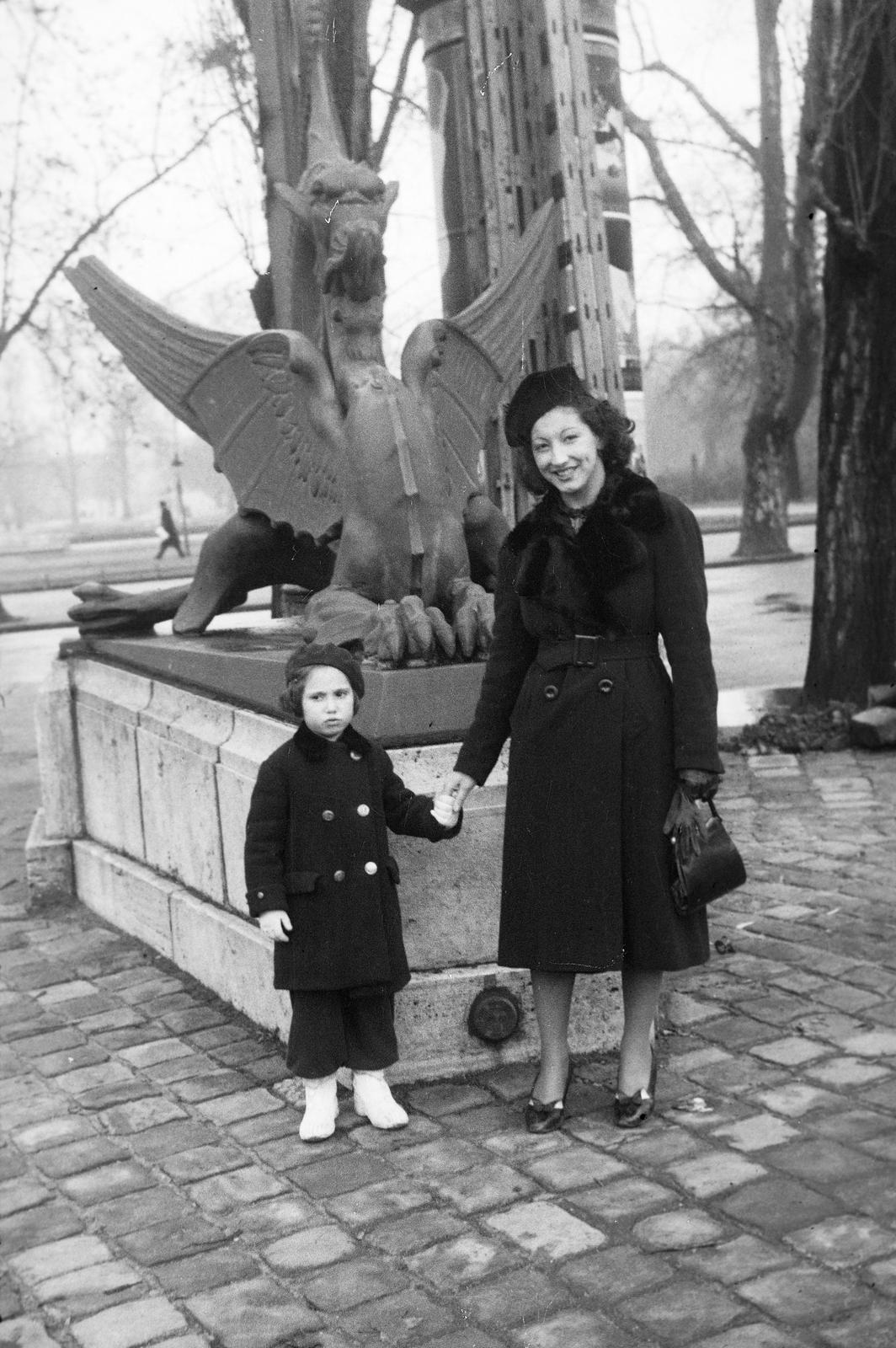 Hungary, Budapest XIV., Állatkerti körút, Sárkány-szobor (Feszl Frigyes, 1856.) mely eredetileg a pesti alsó (Rudolf) rakparti teherhajó kikötő raktárainak bejáratát "őrizte" két másikkal., 1939, Inkey Tibor, dragon portrayal, hold hands, coat, mother, girl, Budapest, Frigyes Feszl-design, Fortepan #303797