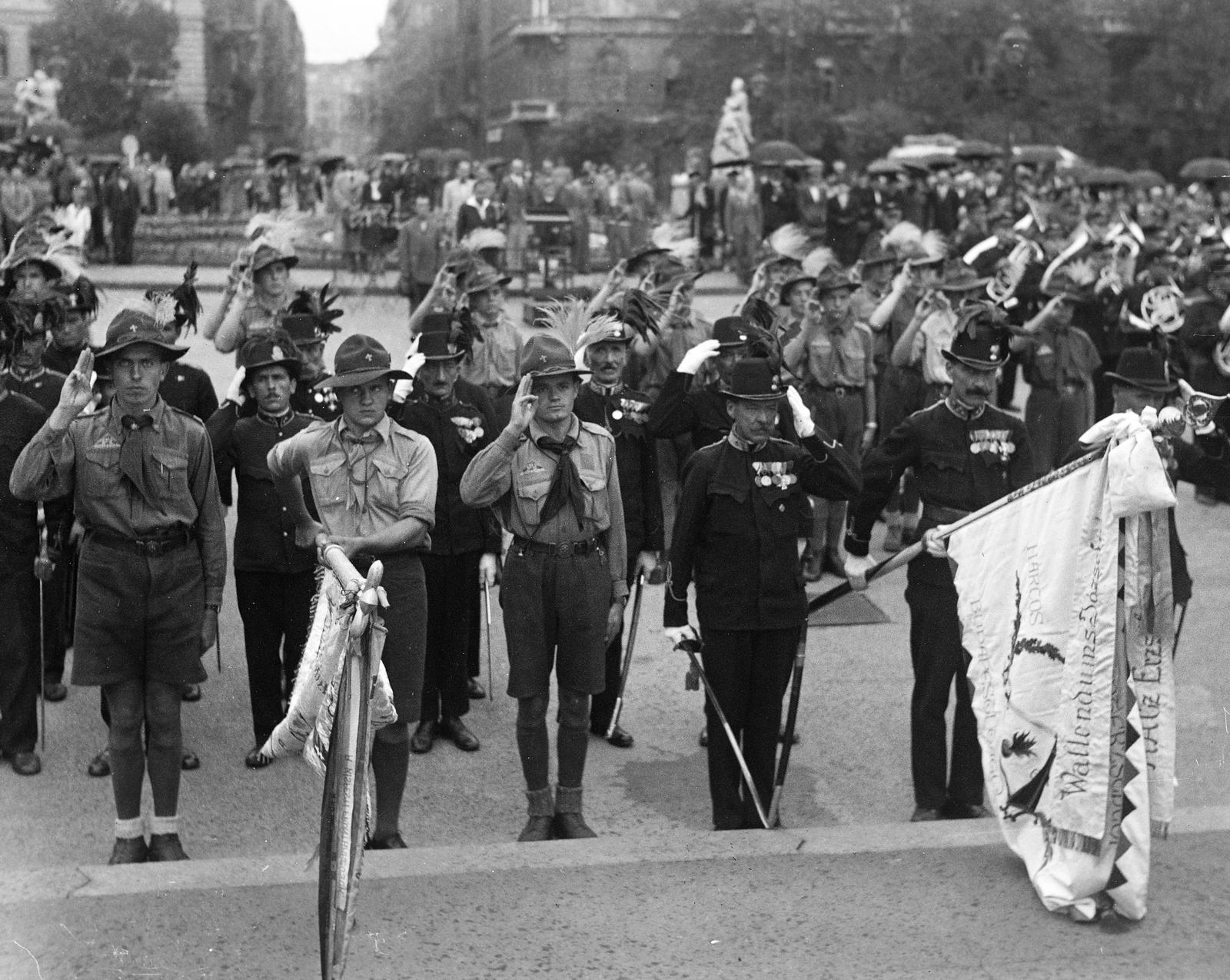 1939, Inkey Tibor, salute, gesture, scouting, medal, flag, Fortepan #303811