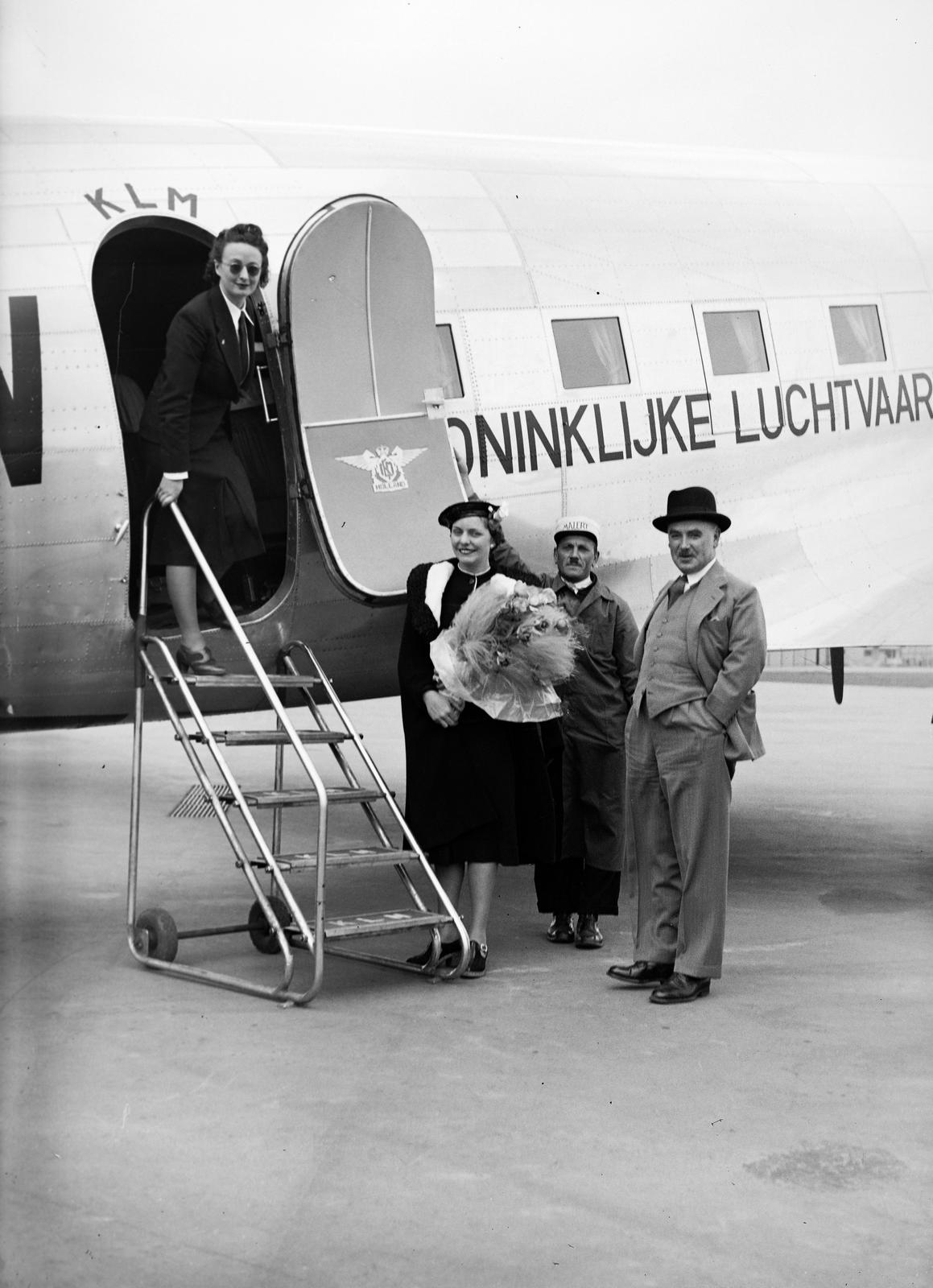 1937, Inkey Tibor, Best of, cabin crew, hands in pockets, Douglas-brand, bouquet, aircraft steps, passenger, airplane, KLM Royal Dutch Airlines, Fortepan #303816