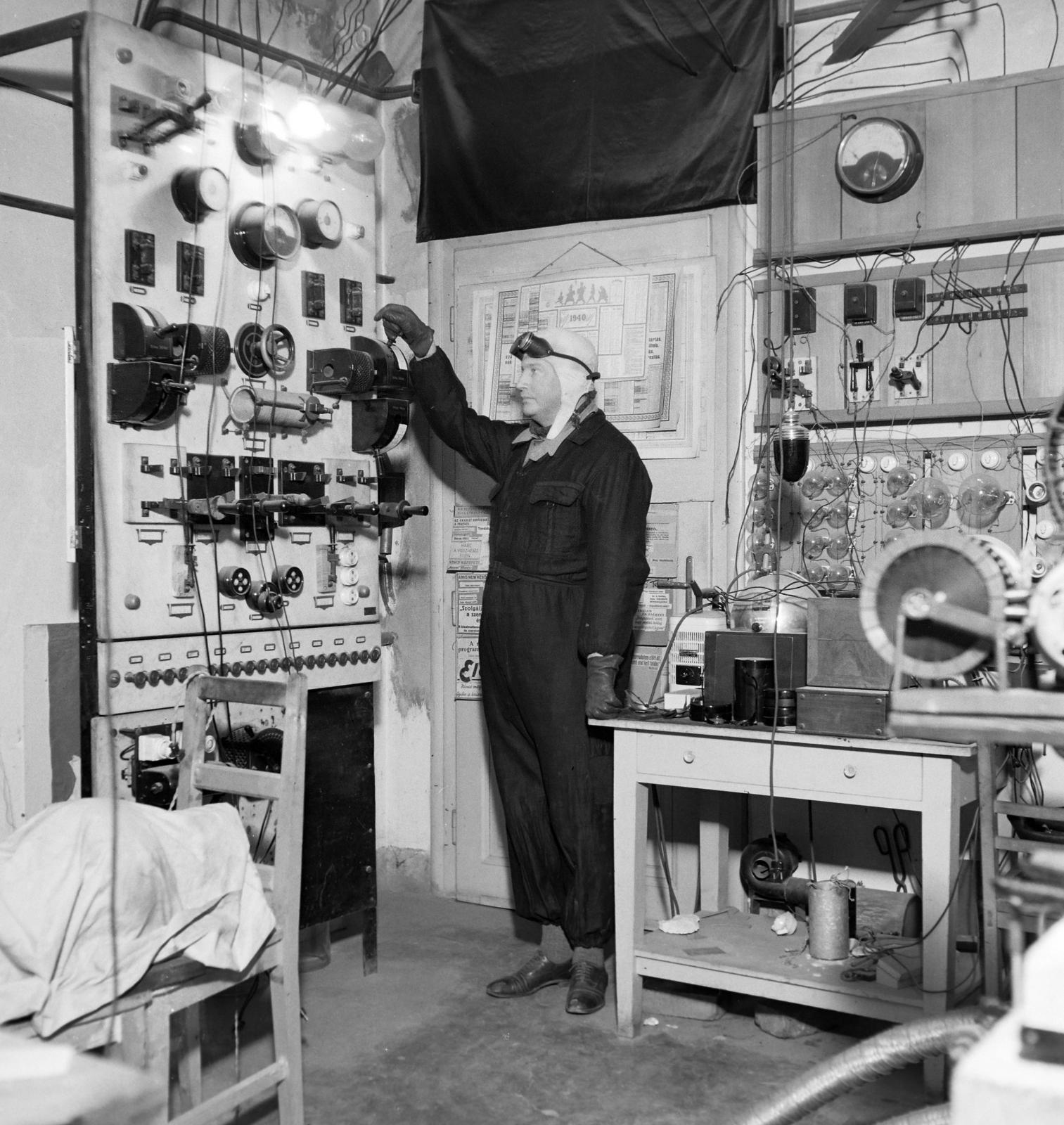 Hungary, Budapest III., Bécsi út, József Ferenc főherceg, a Magyar Feltalálók Szövetségének elnöke, saját kísérleti laboratóriumában, amely közel húsz esztendeig a nyilvánosság részére tabu volt., 1940, Inkey Tibor, instrument, dashboard, Budapest, Fortepan #303821