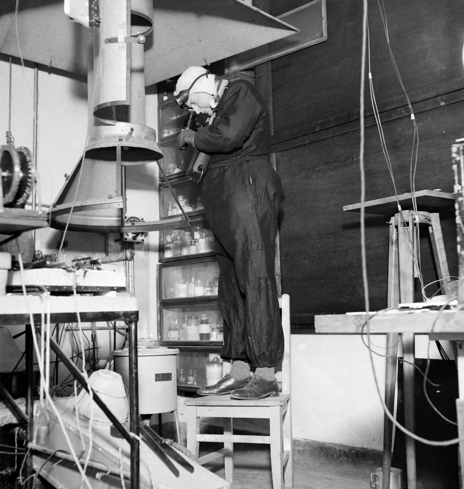 1940, Inkey Tibor, műszer, műhely, széken állni, Fortepan #303824