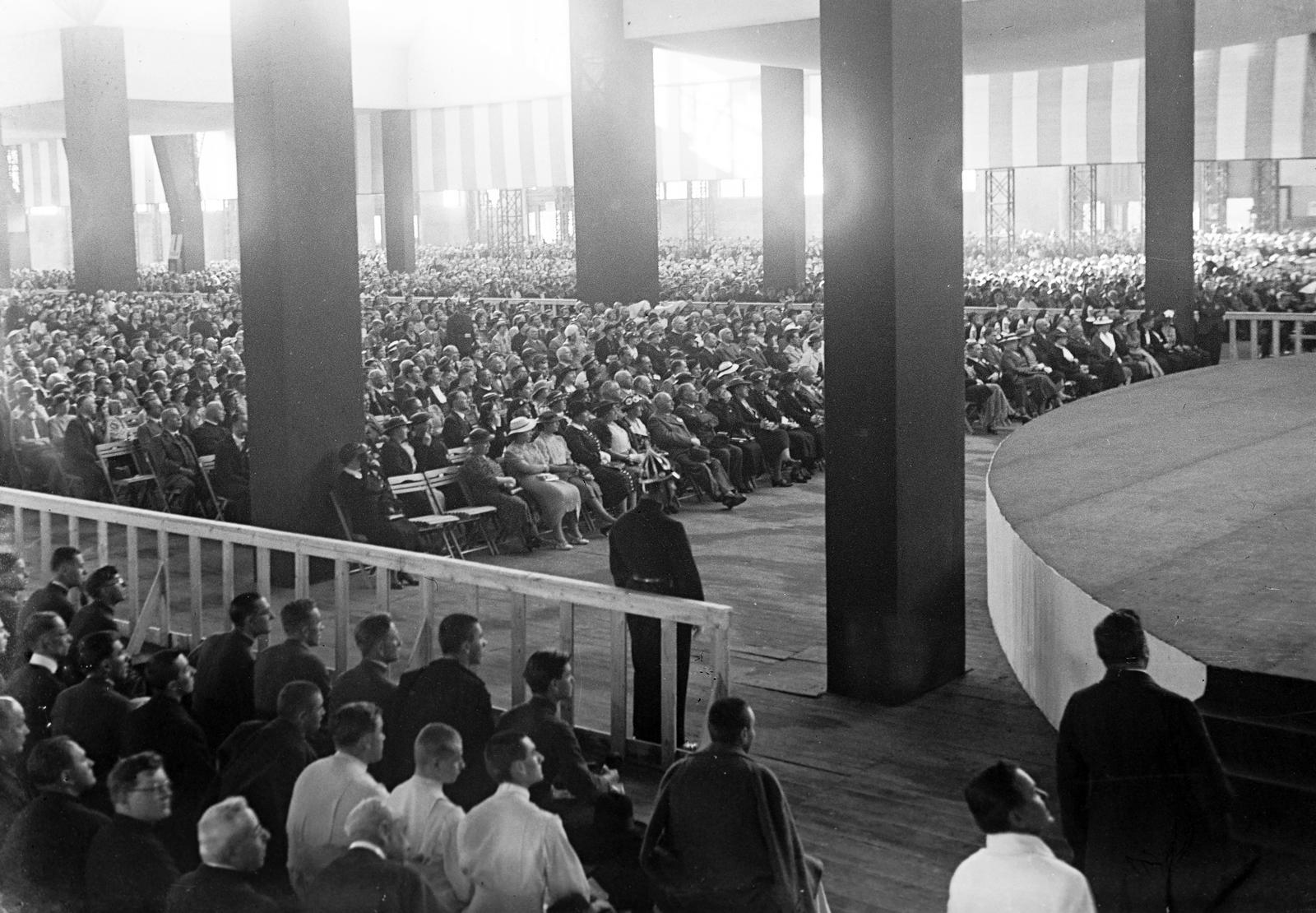 Magyarország, Városliget, Budapest XIV., az eucharisztikus világkongresszus ünnepségeinek egyik helyszíne, az ünnepi csarnok az átalakított Iparcsarnokban., 1938, Inkey Tibor, Budapest, Fortepan #303827