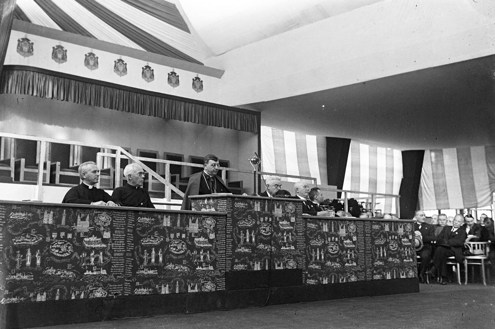 Magyarország, Városliget, Budapest XIV., az eucharisztikus világkongresszus ünnepségeinek egyik helyszíne, az ünnepi csarnok az átalakított Iparcsarnokban., 1938, Inkey Tibor, Budapest, Fortepan #303828