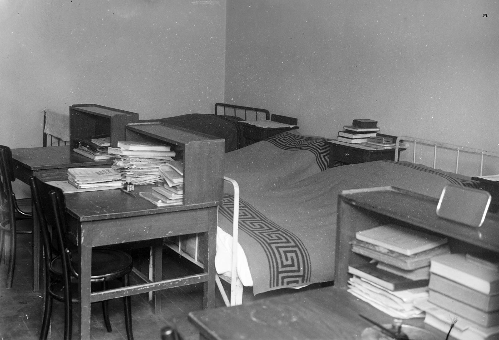 1938, Inkey Tibor, takaró, vaságy, könyv, fekhely, asztal, Fortepan #303840