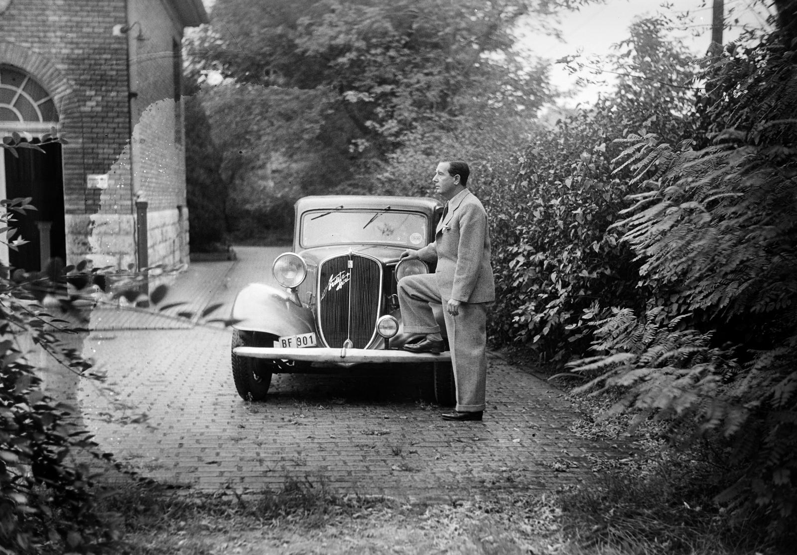 Hungary, Budapest IX., Könyves Kálmán körút 15., a felvétel a Magyar Film Iroda Rt (MFI) udvarán készült, dr. Huszár László igazgató, reklámfőnök., 1937, Inkey Tibor, Best of, pride, automobile, number plate, Budapest, Fortepan #303845