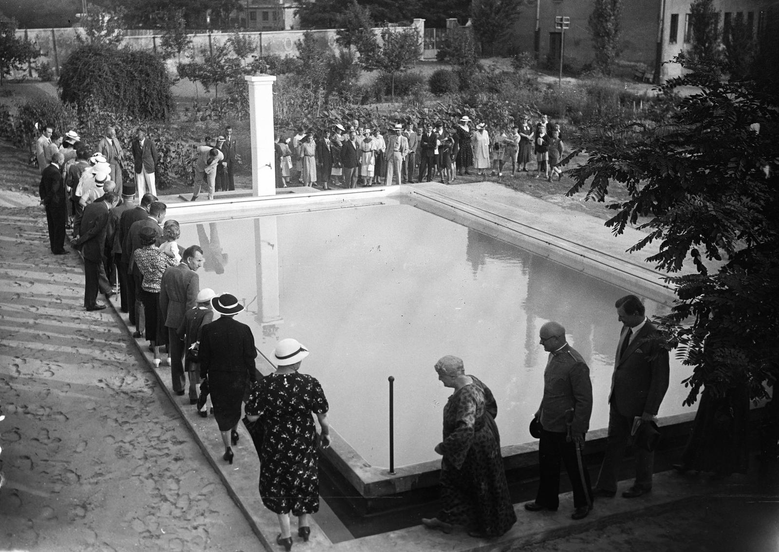 Magyarország, Budapest X., Kőrösi Csoma Sándor (Belső Jászberényi) út 28-34., Szent László Gimnázium. Az első középiskolai szabadtéri uszoda., 1937, Inkey Tibor, Budapest, Fortepan #303851