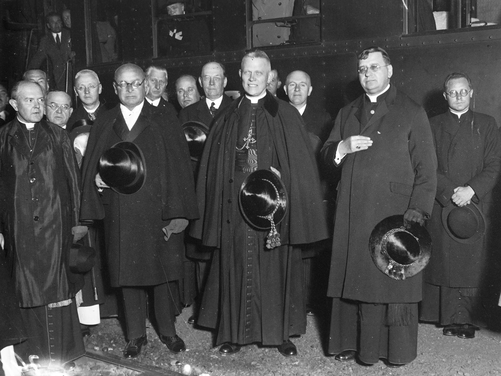 Magyarország, Budapest XI., Kelenföldi pályaudvar, dr. Theodor Innitzer bíboros, Bécs hercegérseke (középen) a Pázmány Péter Tudományegyetem jubileumi ünnepségére Budapestre érkezett. Mellette jobbról Serédi Jusztinián hercegprímás, balról dr. Angyal Pál egyetemi tanár. A felvétel 1935. szeptember 26-án készült., 1935, Inkey Tibor, kalap kézben, pap, Budapest, Fortepan #303866