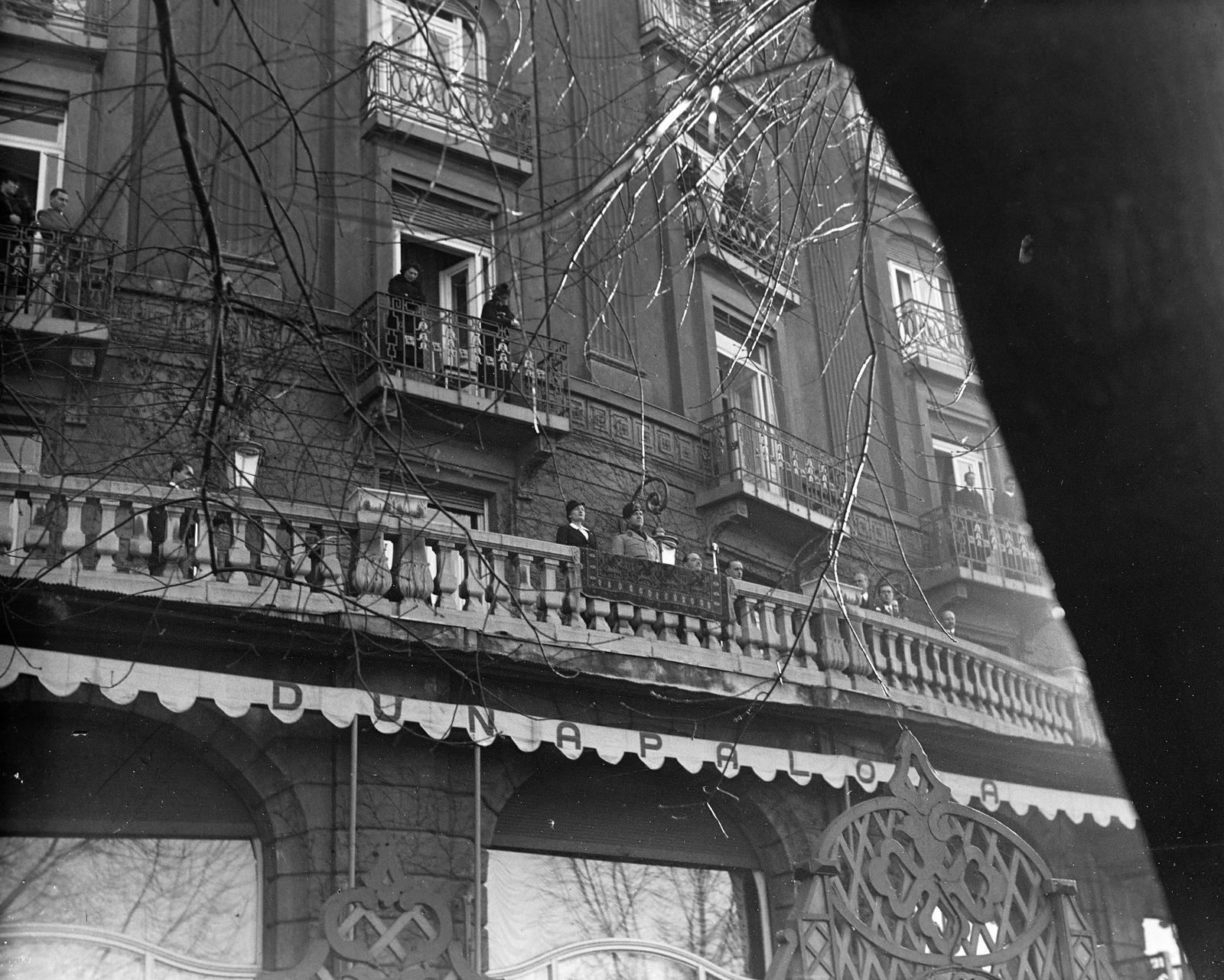 Magyarország, Budapest V., Eötvös tér, Dunapalota / Ritz szálló, az erkélyen gróf Ciano olasz külügyminiszter, mellette felesége Edda Mussolini., 1936, Inkey Tibor, Budapest, Fortepan #303868