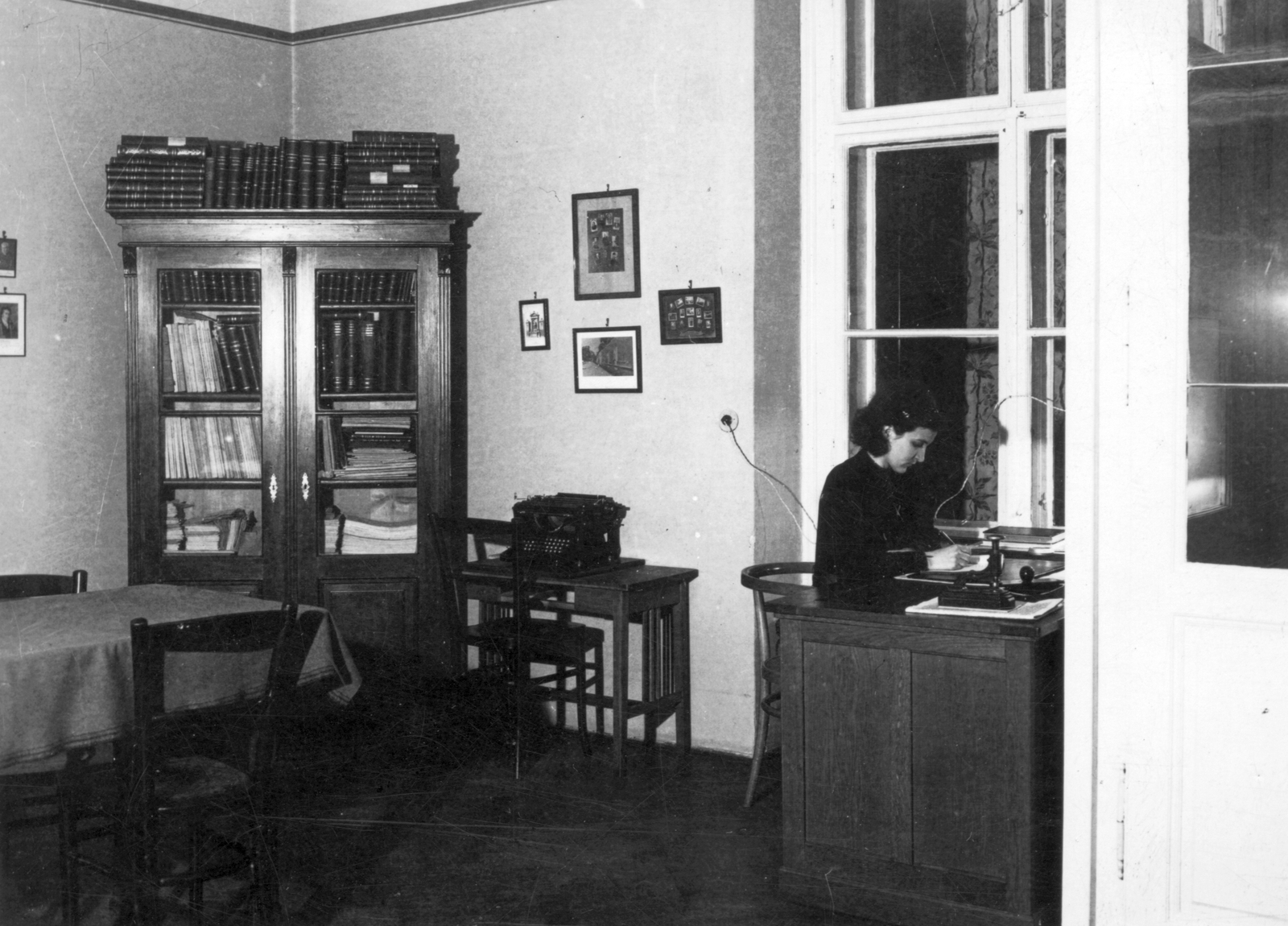 1940, Makkai Sándor Protestáns Népfőiskolai Egyesület gyűjteménye, office, typewriter, furniture, interior, lady, bookcase, Fortepan #30387