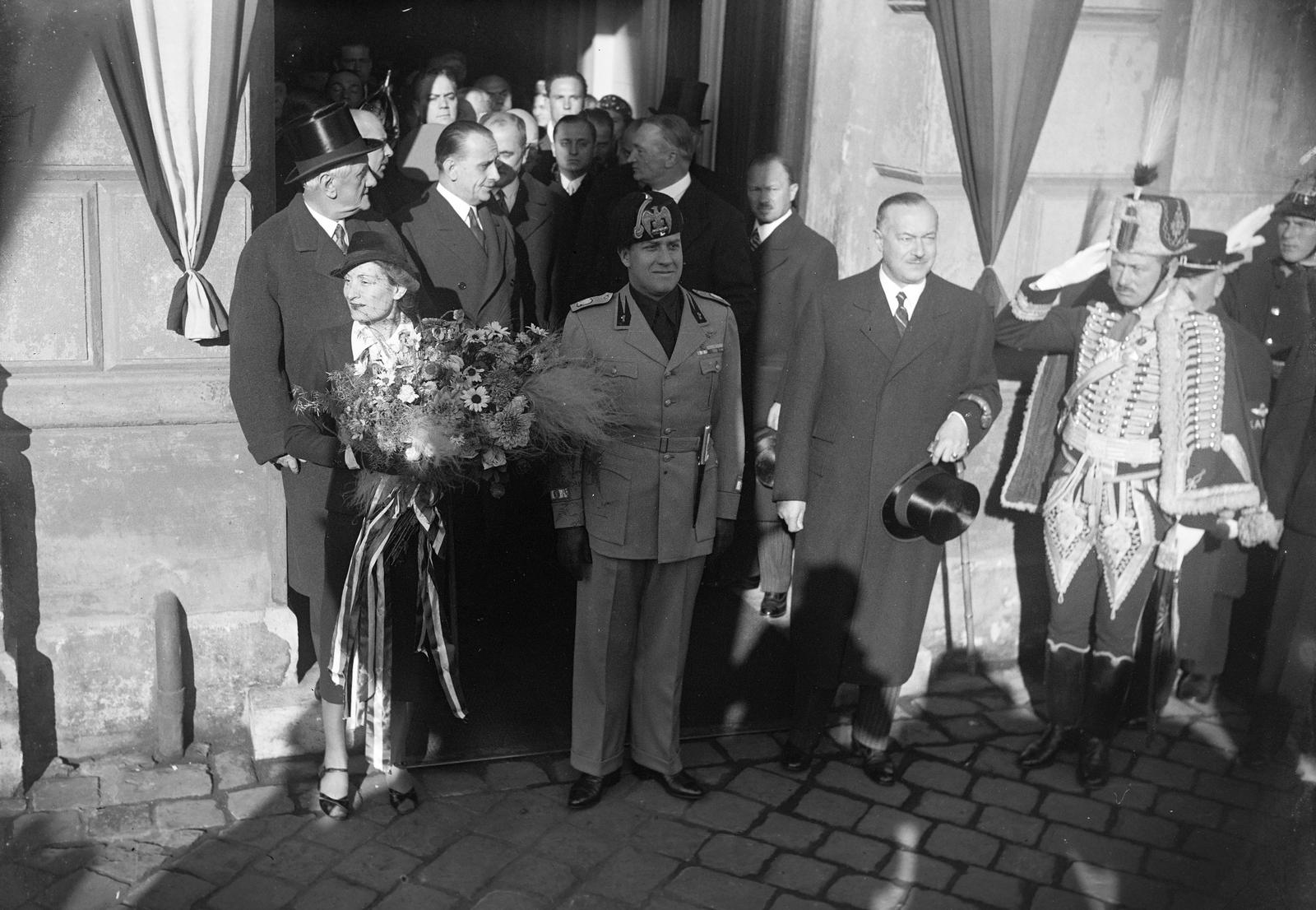 Hungary, Budapest VIII., Baross tér, Keleti pályaudvar. Elöl középen gróf Ciano olasz külügyminiszter, mellette felesége Edda Mussolini, tőlük jobbra Darányi Kálmán miniszterelnök. Mögöttük Kánya Kálmán külügyminiszter, Ferenczy Tibor főkapitány, Tahy László és bárciházi Bárczy István államtitkárok., 1936, Inkey Tibor, Budapest, politician, salute, Fortepan #303871