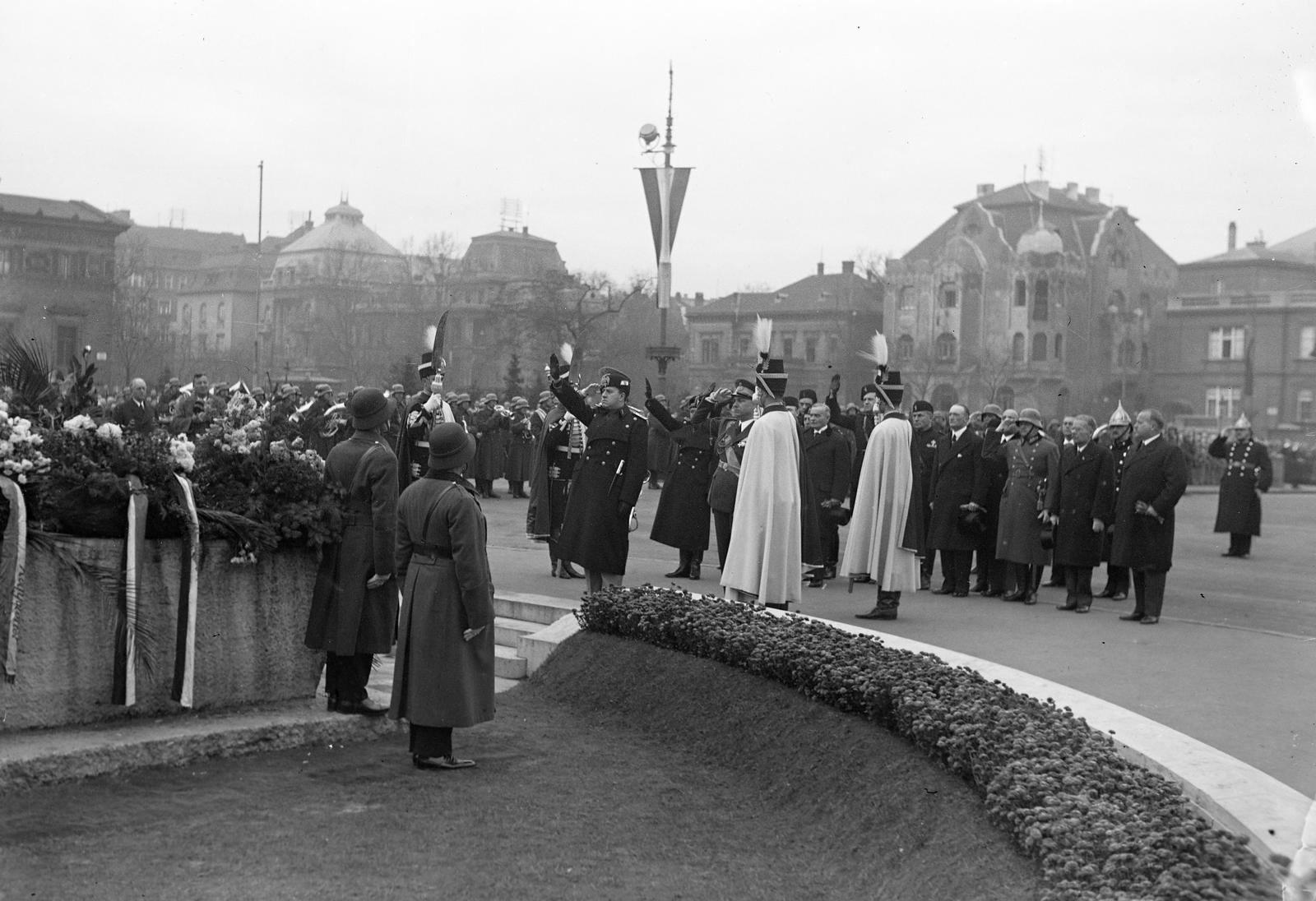 1936, Inkey Tibor, gesture, crown guards, festive, Fortepan #303872