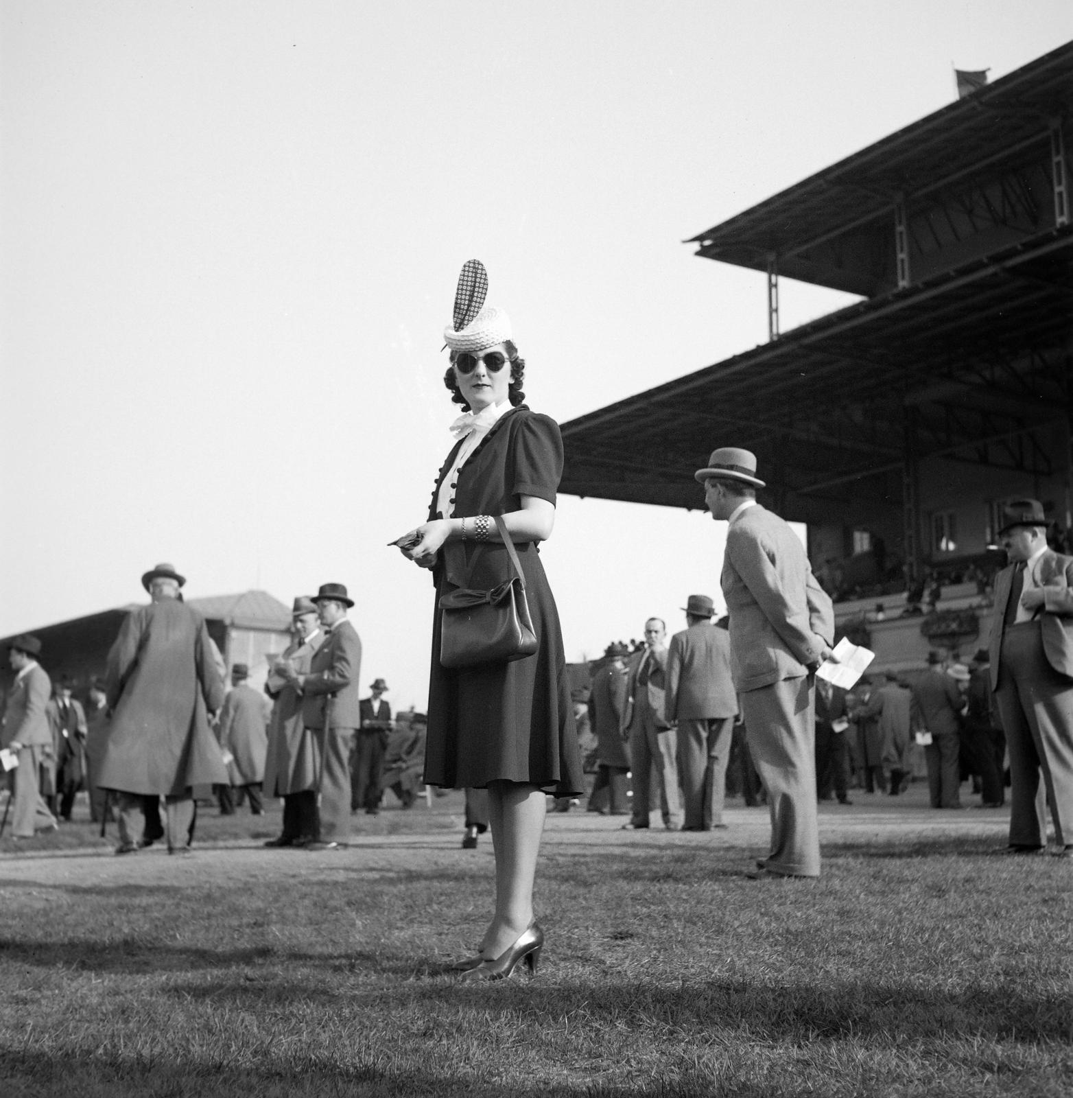 Magyarország, Budapest X., Albertirsai út, Lóversenypálya (később Kincsem Park), a felvétel az I. helyi tribün előtt készült., 1936, Inkey Tibor, Best of, Budapest, képarány: négyzetes, lóverseny, napszemüveg, hölgy, elegancia, Fortepan #303876