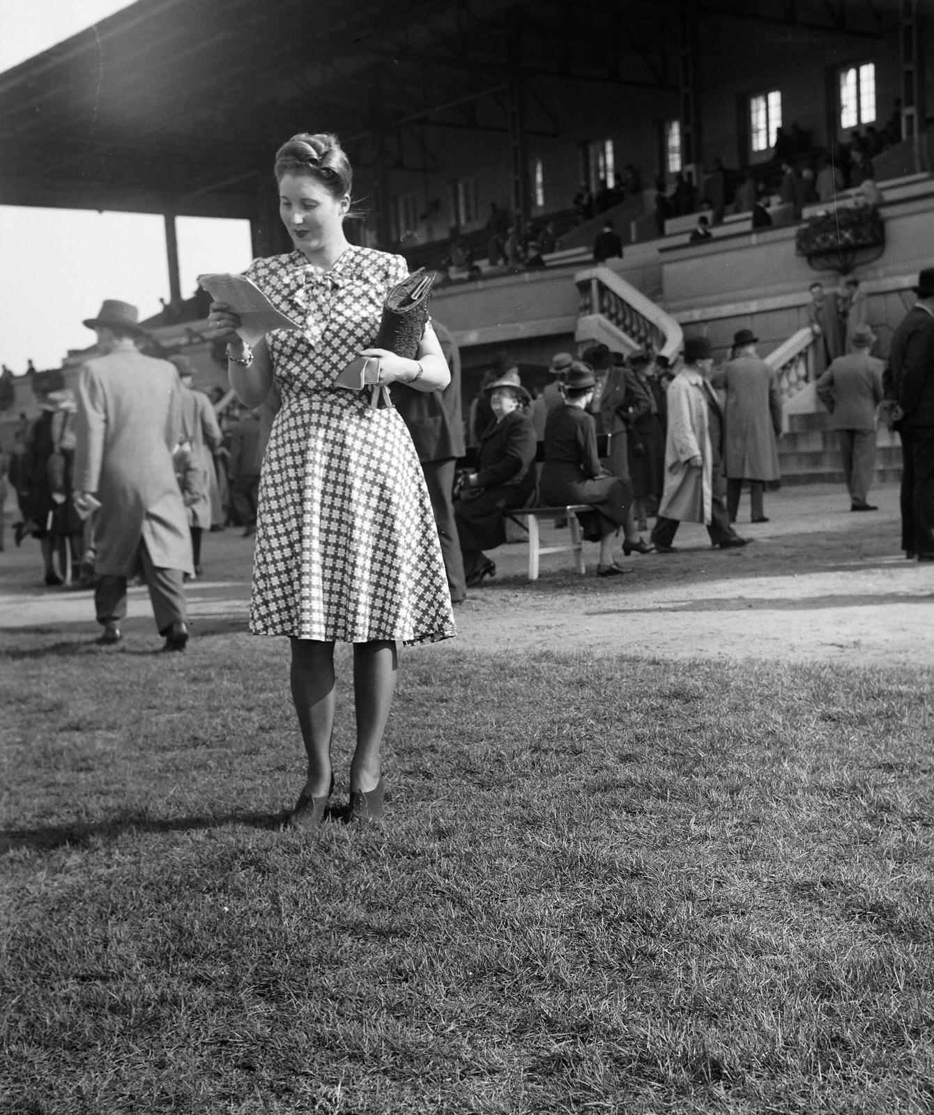 Magyarország, Albertirsai út, Lóversenypálya (később Kincsem Park), a felvétel az I. helyi tribün előtt készült., 1936, Inkey Tibor, hölgy, kockás ruha, Fortepan #303877