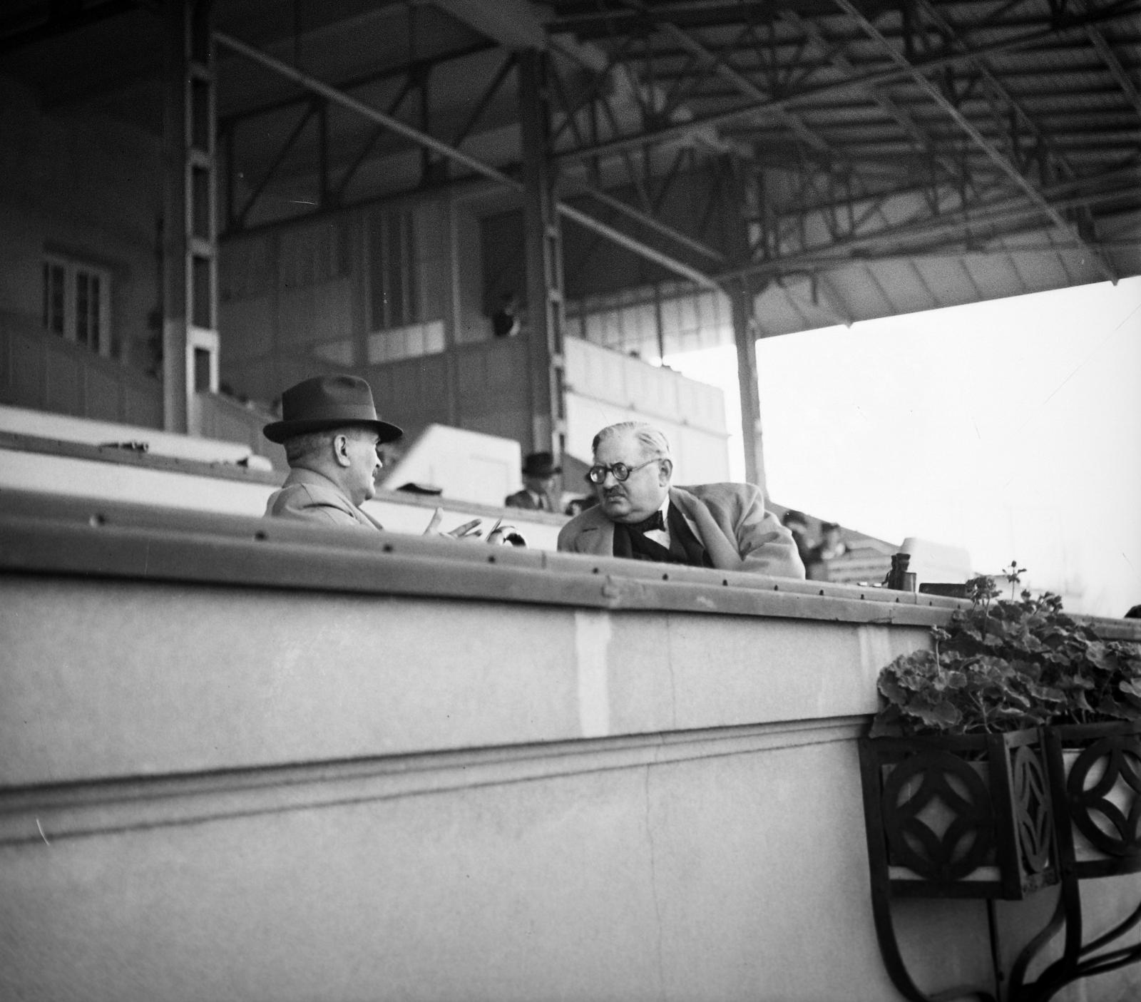 Magyarország, Budapest X., Albertirsai út, Lóversenypálya (később Kincsem Park), az I. helyi tribün, jobbra Karafiáth Jenő Budapest főpolgármestere., 1936, Inkey Tibor, Budapest, Fortepan #303878
