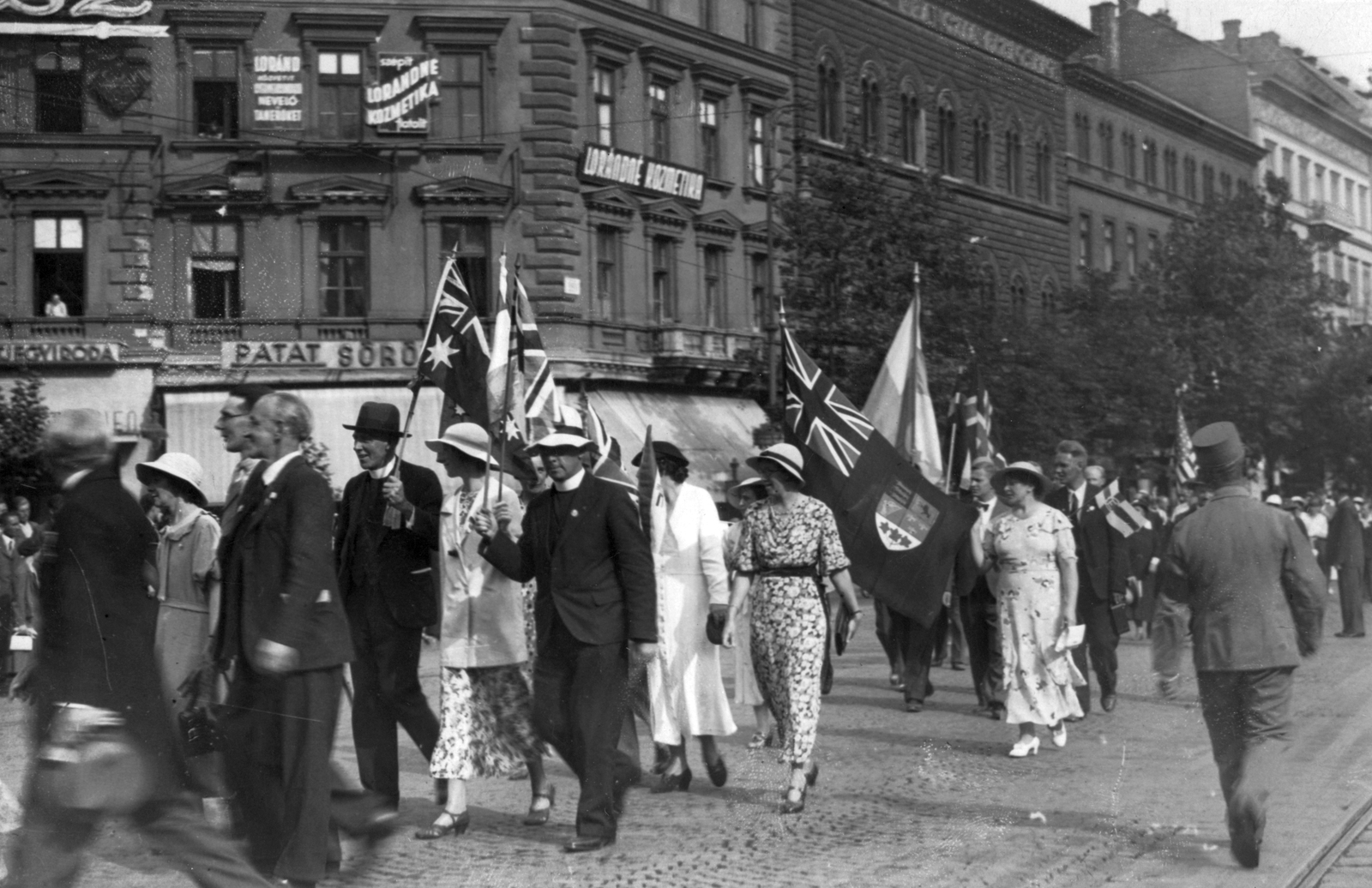 Hungary, Budapest VI., Oktogon, szemben a Teréz körút páratlan oldala. A 9. Keresztyén Világkonferencia résztvevői., 1935, Makkai Sándor Protestáns Népfőiskolai Egyesület gyűjteménye, flag, march, Budapest, Fortepan #30389