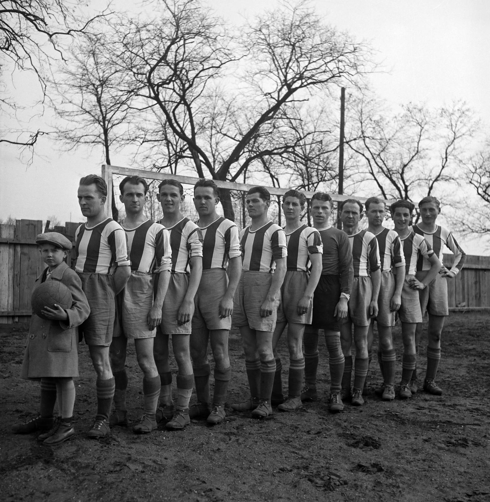 1937, Inkey Tibor, csíkos ruha, libasor, sportmez, futballcsapat, Fortepan #303894