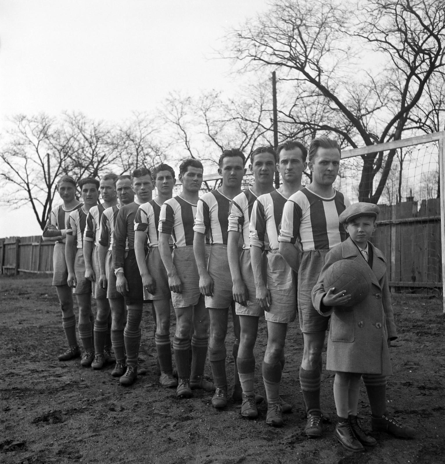 1937, Inkey Tibor, Best of, odd one out, soccer team, soccer ball, Fortepan #303896