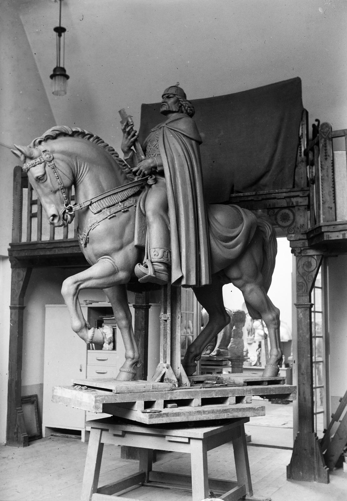 1939, Inkey Tibor, studio, Saint Stephen I-portrayal, horse sculpture, Fortepan #303902