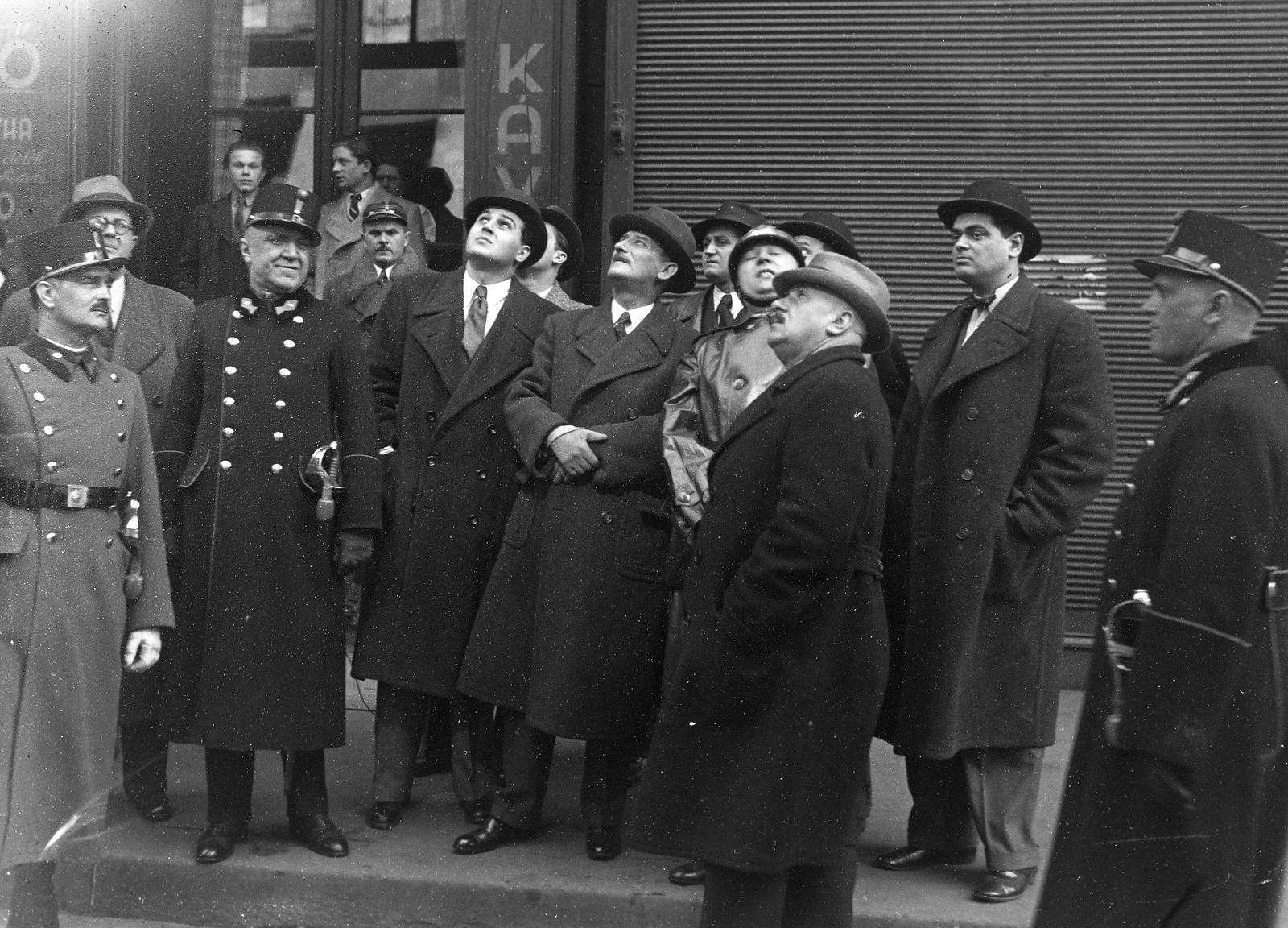 Magyarország, Budapest VII., Dohány utca, a felvétel 1938. március 17-én készült, a Tolnai Nyomdai Műintézet és Kiadóvállalat Rt. Dohány utca 12–14. szám alatti székházának tetőzetén keletkezett tűz oltása alkalmával. Középen Éliássy Sándor rendőrfőkapitány (összekulcsolt kézzel)., 1938, Inkey Tibor, égre néz, Budapest, Fortepan #303905