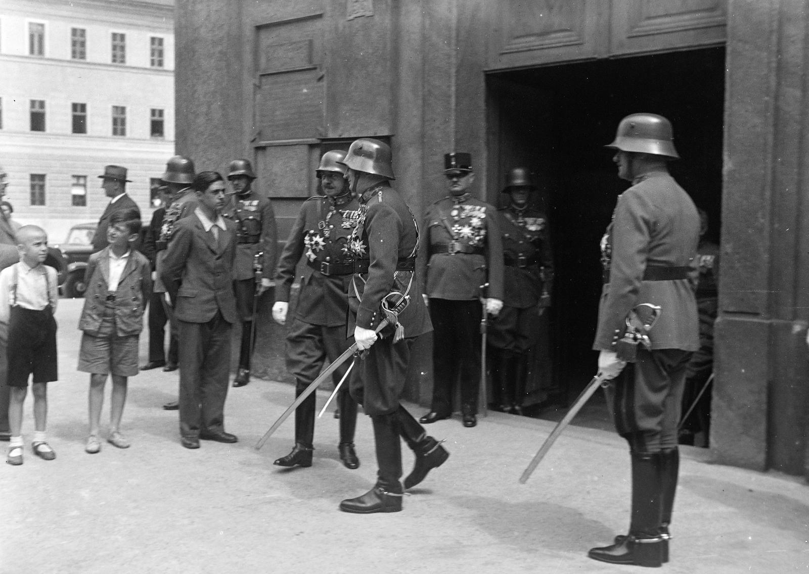 Hungary, Budapest I., Úri utca a Kapisztrán térnél, a felvétel a Mária Magdolna-templom kapujánál készült. A kormányzó születésnapja alkalmából tartott ünnepi miséről távoznak a résztvevők. Balra szemből
Röder Vilmos honvédelmi miniszter., 1937, Inkey Tibor, Budapest, Fortepan #303911