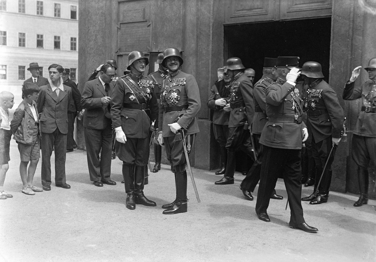 Hungary, Budapest I., Úri utca a Kapisztrán térnél, a felvétel a Mária Magdolna-templom kapujánál készült. A kormányzó születésnapja alkalmából tartott ünnepi miséről távoznak a résztvevők. Balra Bárcziházy Bárczy István és Ruhmwerthi Rapaich Richárd., 1937, Inkey Tibor, Budapest, Fortepan #303912