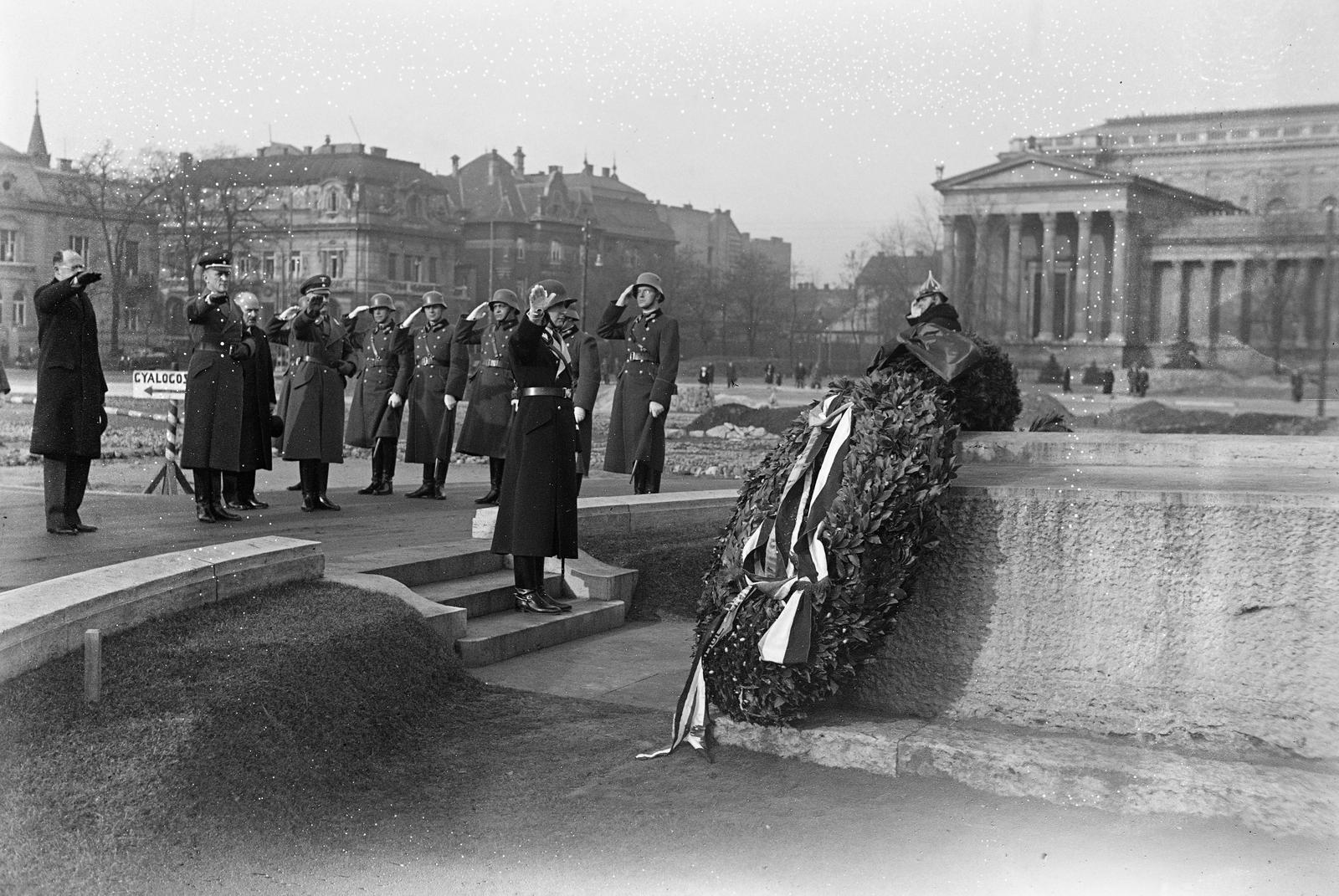 1938, Inkey Tibor, salute, gesture, Fortepan #303917