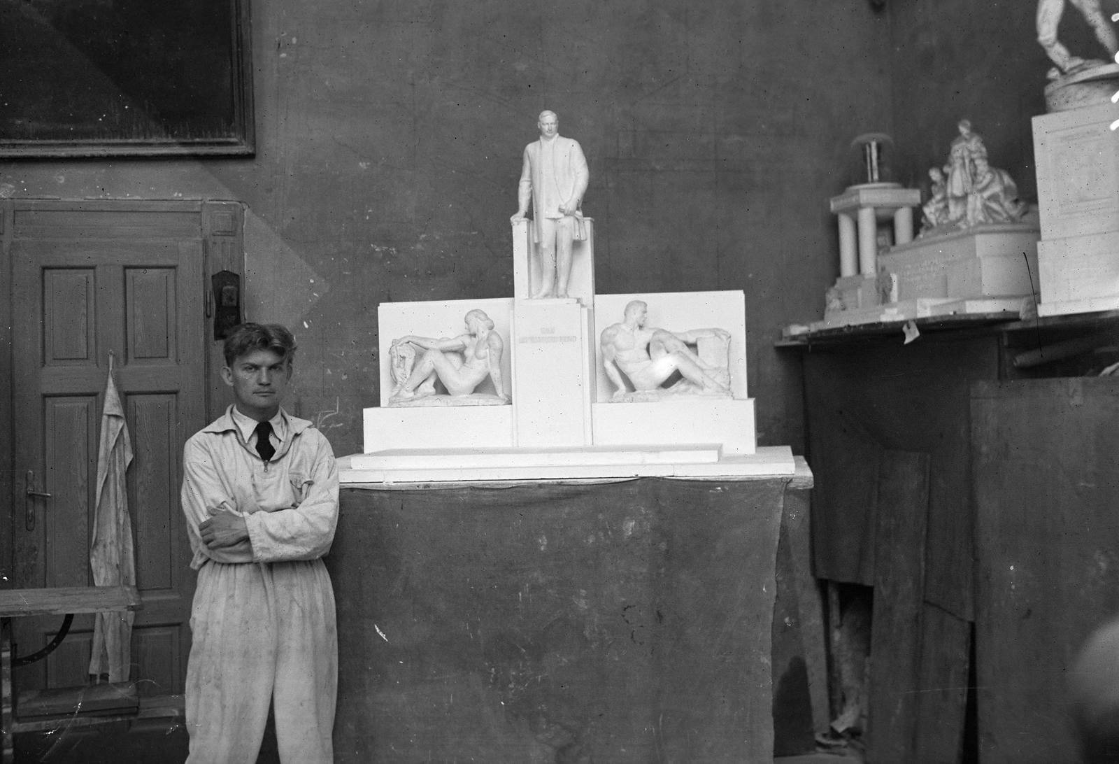 Magyarország, Budapest VIII., Százados úti műterem, Grantner Jenő szobrászművész a Klebelsberg Kuno-emlékmű modelljével., 1937, Inkey Tibor, Budapest, Fortepan #303924