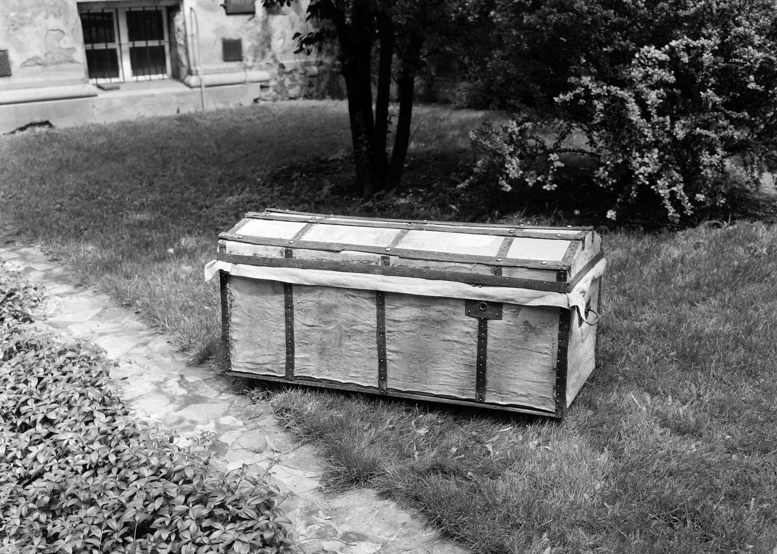 Magyarország, Budapest V., Károlyi (Egyetem) utca 6., a Károlyi-palota, Fővárosi Képtár (később Petőfi Irodalmi Múzeum) udvara. Petőfi Sándor utazóládája., 1937, Inkey Tibor, láda, kert, Budapest, Fortepan #303930