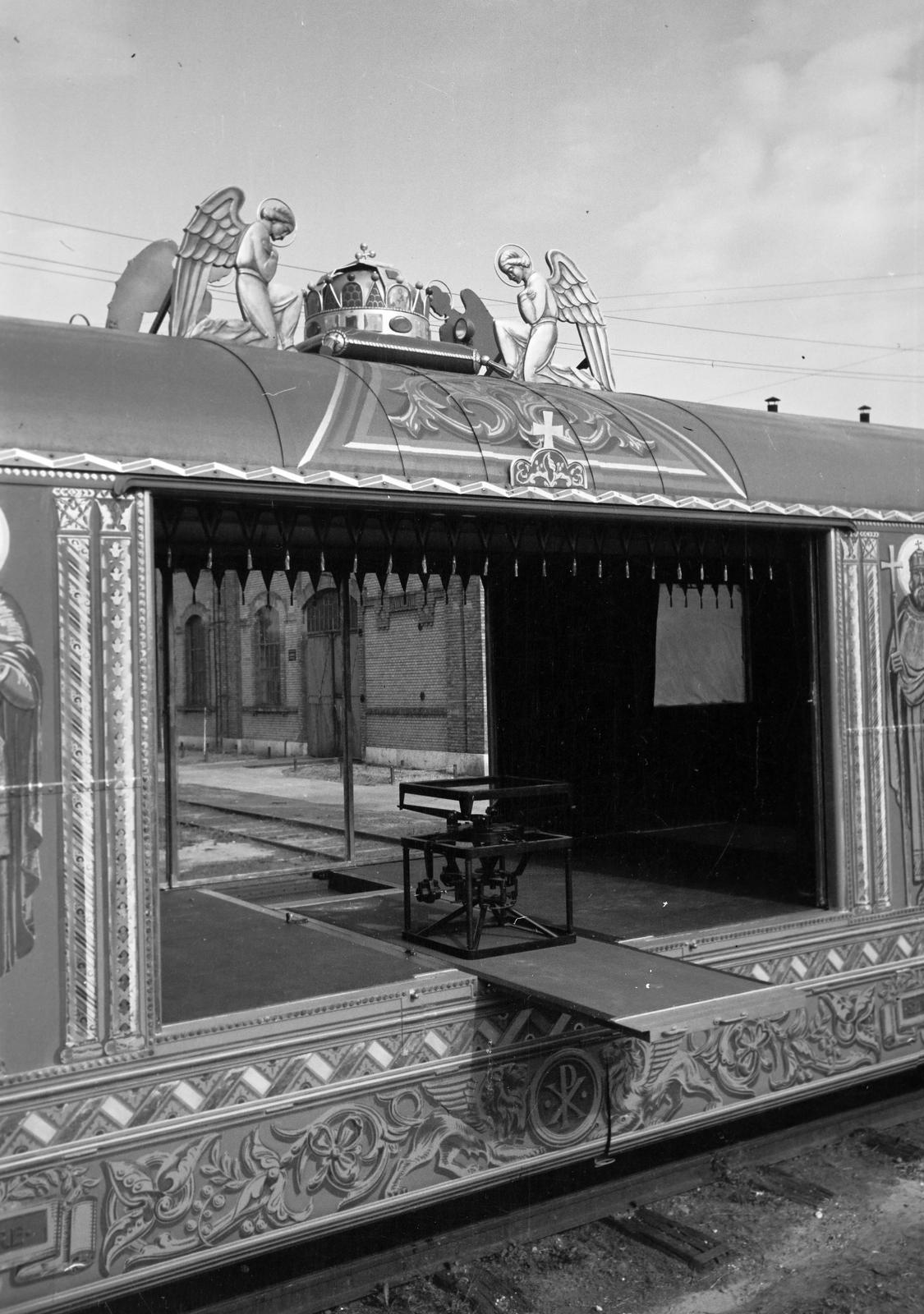 Magyarország, Dunakeszi, a Szent Jobbot szállító szerelvény, az Aranyvonat díszkocsija a MÁV Dunakeszi Főműhelyének nagycsarnoka előtt., 1938, Inkey Tibor, Fortepan #303935