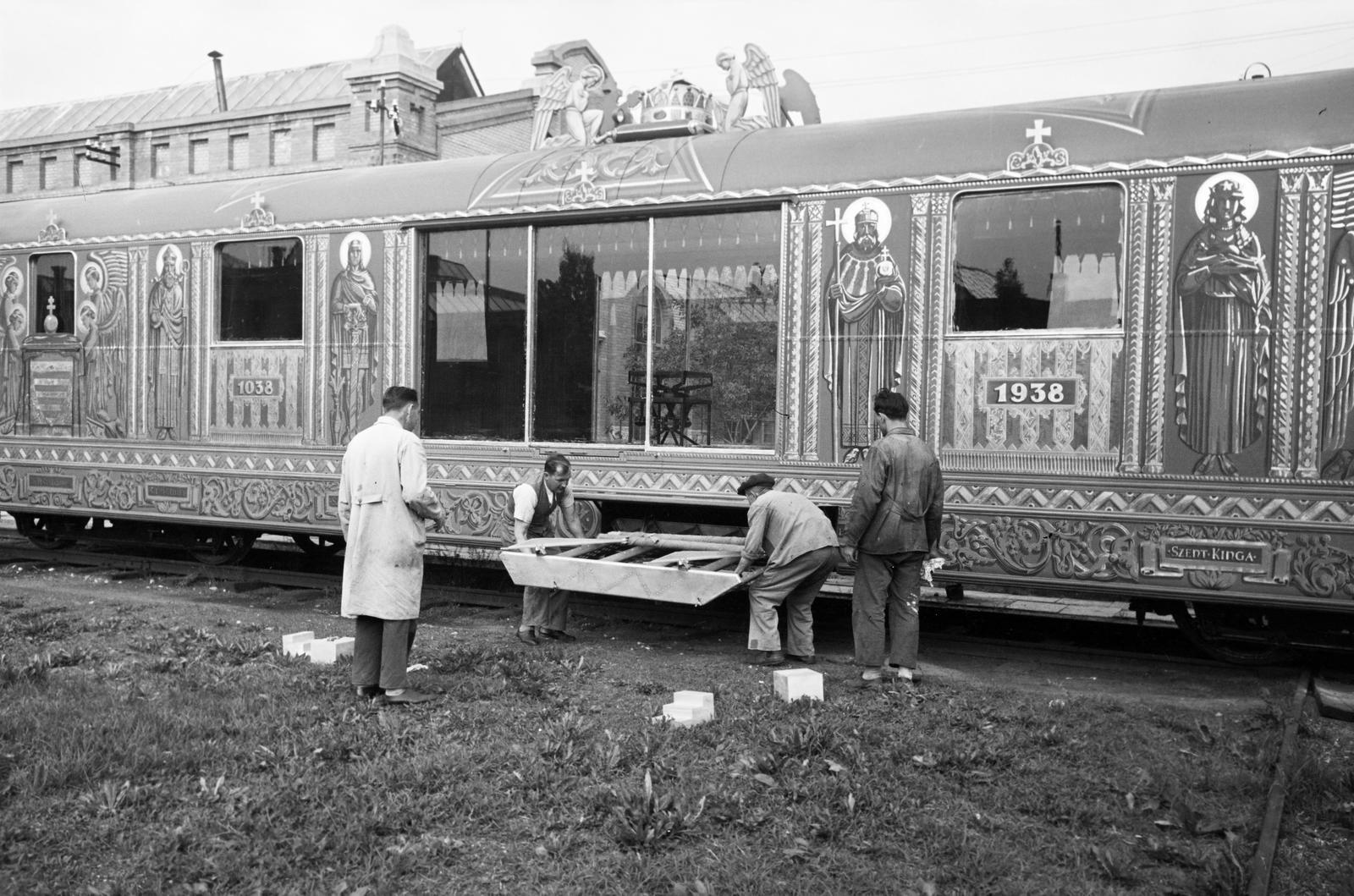 Hungary, Dunakeszi, a Szent Jobbot szállító szerelvény, az Aranyvonat díszkocsija a MÁV Dunakeszi Főműhelyének nagycsarnoka előtt., 1938, Inkey Tibor, Best of, crown, train, decoration, angel, Saint Stephen I-portrayal, Fortepan #303938