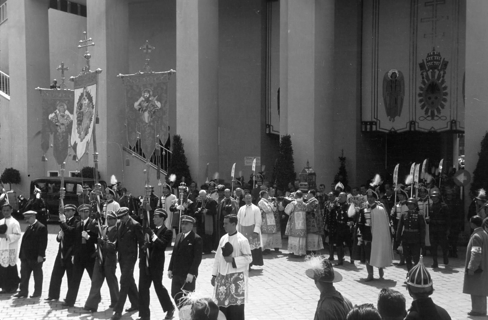 Magyarország, Budapest XIV., Hősök tere, a felvétel az Eucharisztikus Világkongresszus alkalmával a főoltár mögött készült. Szent Jobb körmenet., 1938, Inkey Tibor, pap, egyenruha, víbárd, testőr, egyensapka, Budapest, Fortepan #303951