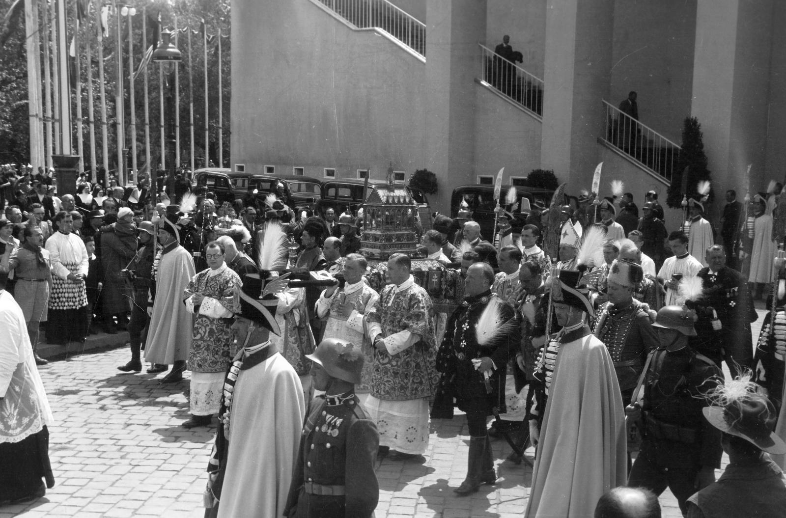 Magyarország, Budapest XIV., Hősök tere, a felvétel az Eucharisztikus Világkongresszus alkalmával a főoltár mögött készült. Szent Jobb körmenet., 1938, Inkey Tibor, hordozás, ereklye, Budapest, Fortepan #303952