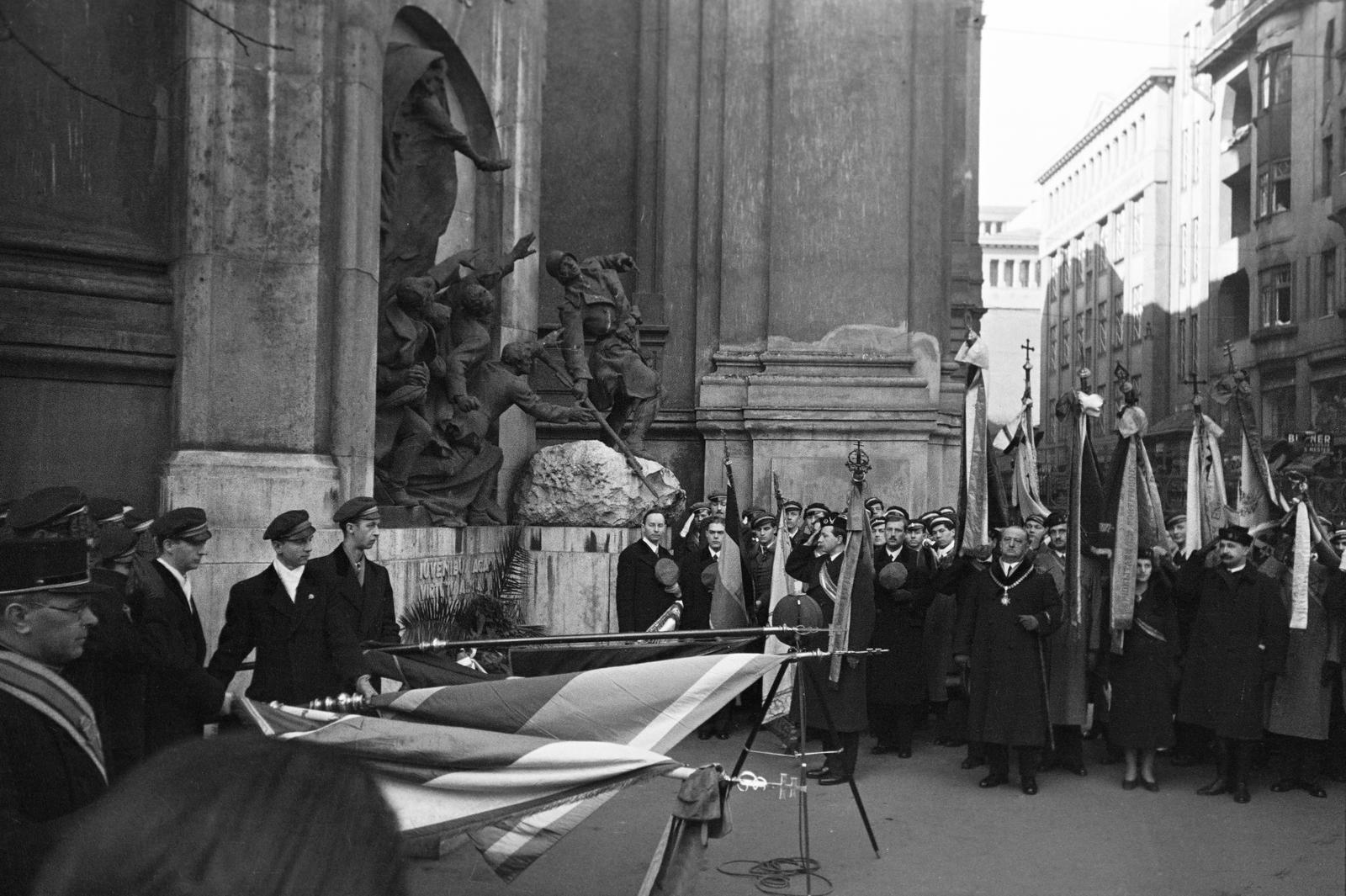 Hungary, Budapest V., Egyetem tér az Egyetemi templom mellett. Az I. világháborús emlékműnél az egyetemi ifjúság helyezte el a kegyelet virágait 1937. november 1-én. Jobbra a Papnövelde (Eötvös Loránd) utca., 1937, Inkey Tibor, Budapest, Fortepan #303954