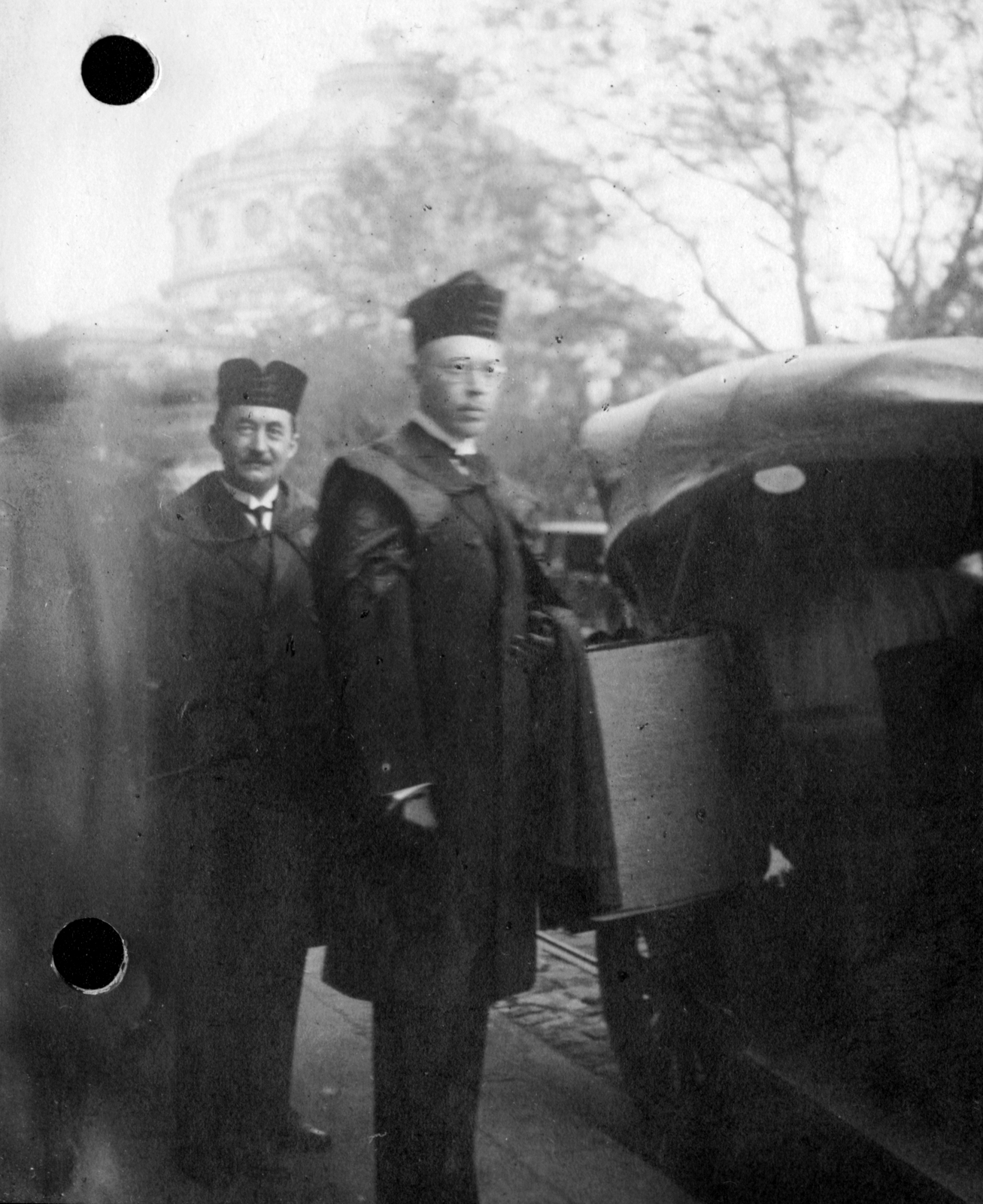 Romania, Bucharest, háttérben a Román Athenaeum (Ateneul Român). Középen Makkai Sándor kolozsvári református püspök., 1926, Makkai Sándor Protestáns Népfőiskolai Egyesület gyűjteménye, religion, bishop, Fortepan #30396