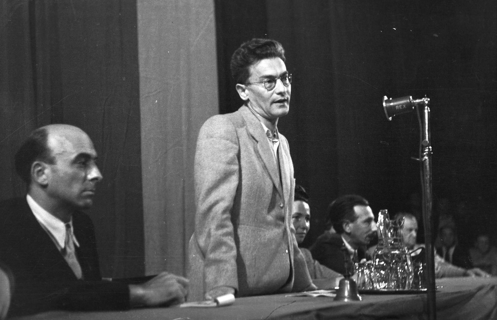 Magyarország, Budapest VI., Andrássy út, Magyar Állami Operaház. Révai József az MKP KV tagja beszél a Magyar Kommunista Párt által rendezett színészparlamenten. Balra Major Tamás a Nemzeti Színház igazgatója, jobbról Somlay Artúr színművész és Hont Ferenc a Színművészeti Főiskola főigazgatója., 1947, Inkey Tibor, Budapest, Fortepan #303969