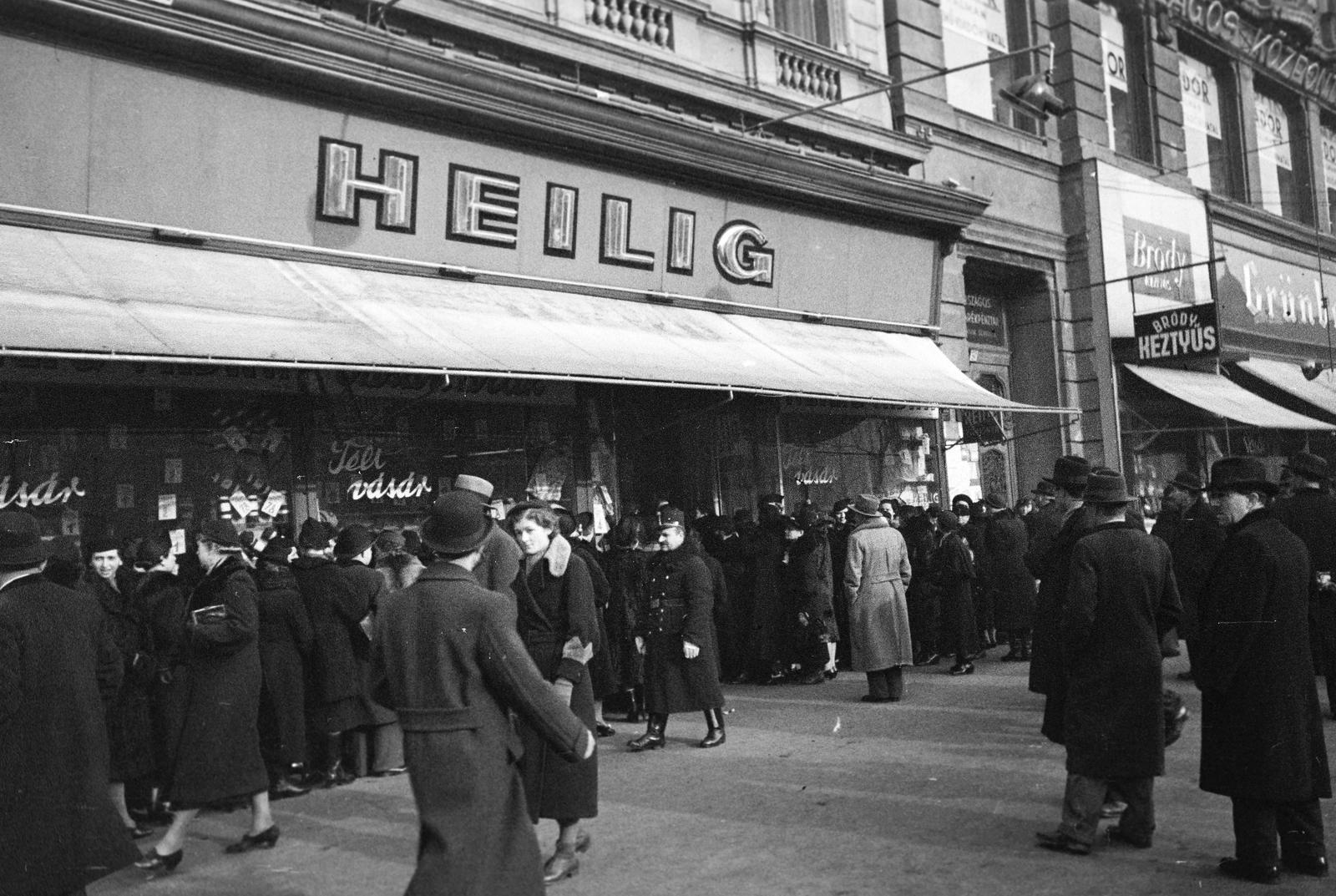 Hungary, Budapest VII., Rákóczi út, a felvétel a 26. számú házban lévő Heilig harisnyaház előtt készült., 1940, Inkey Tibor, Budapest, Fortepan #303974