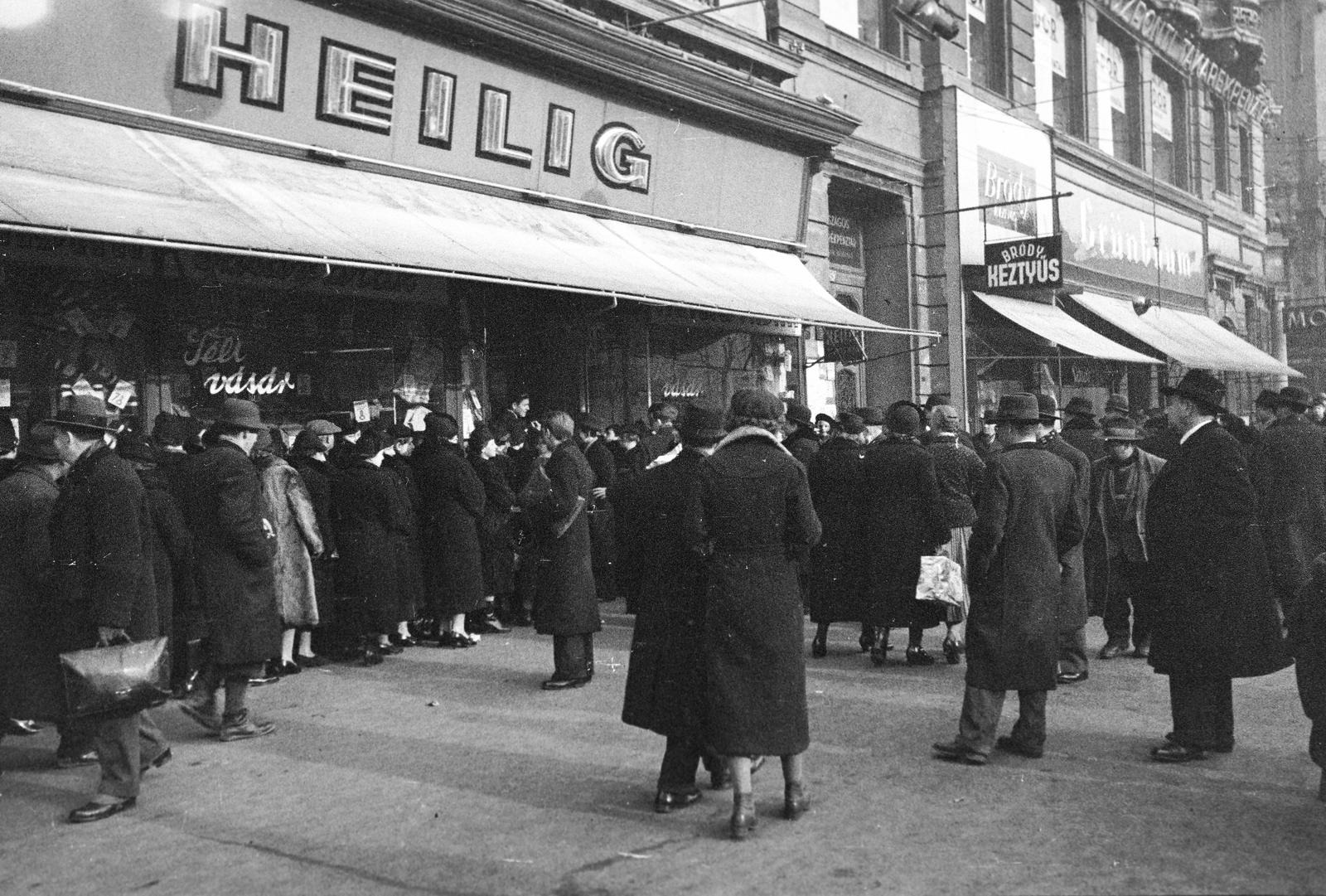 Hungary, Budapest VII., Rákóczi út, a felvétel a 26. számú házban lévő Heilig harisnyaház előtt készült., 1940, Inkey Tibor, Budapest, Fortepan #303976