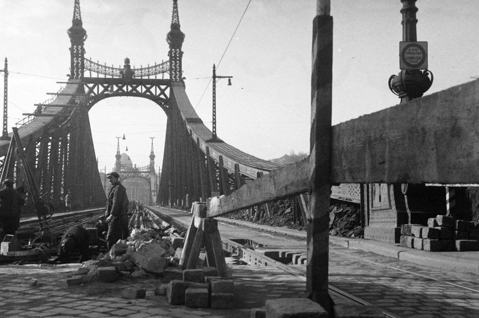 Magyarország, Budapest IX., Szabadság (Ferenc József) híd. A felvétel a vágányok középre helyezésekor, a vasszerkezet javításakor és festésekor készült., 1938, Inkey Tibor, híd, sínjavítás, Budapest, Fortepan #303977
