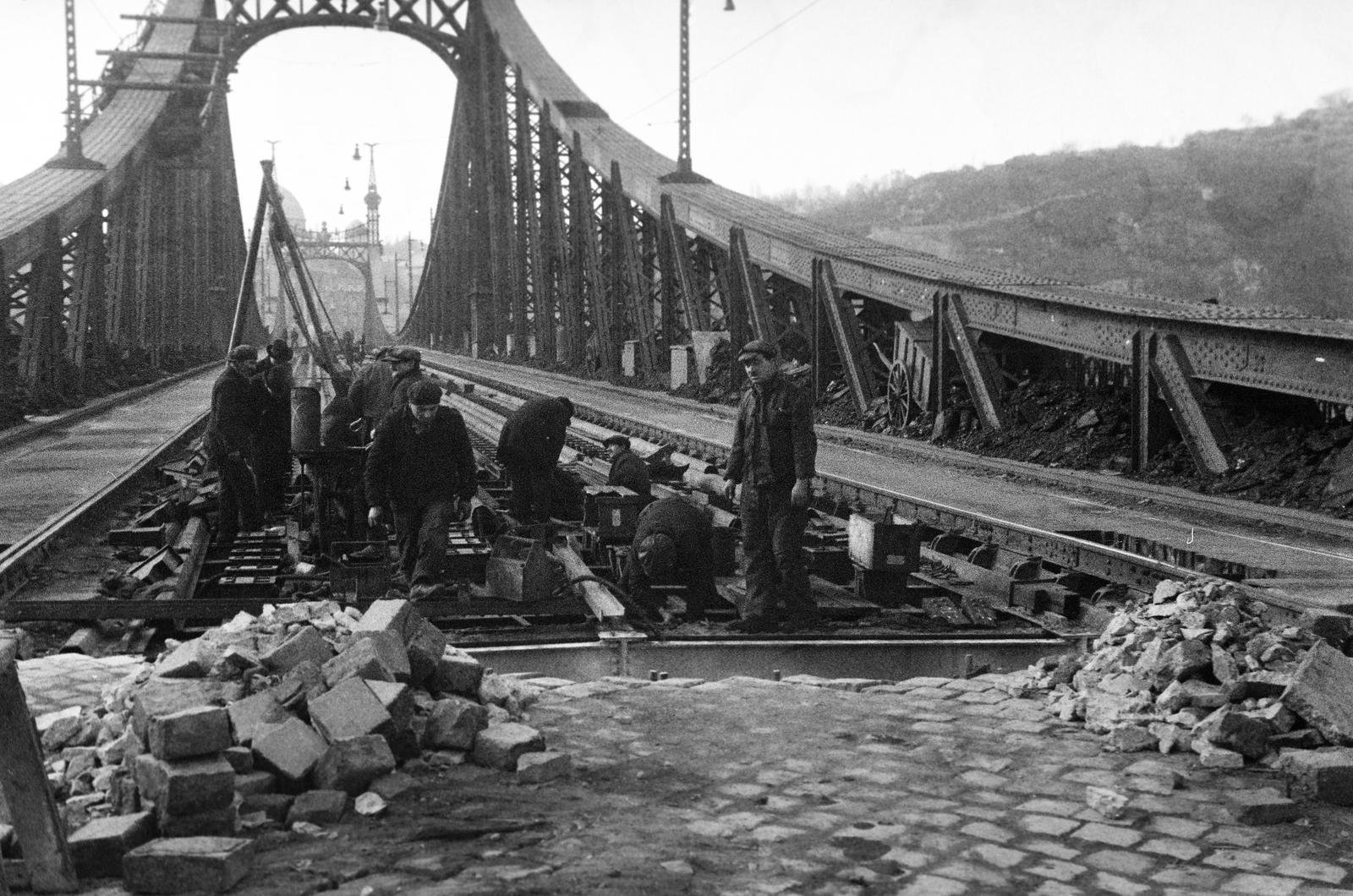 Magyarország, Budapest IX., Szabadság (Ferenc József) híd. A felvétel a vágányok középre helyezésekor, a vasszerkezet javításakor és festésekor készült., 1938, Inkey Tibor, sínjavítás, Budapest, Fortepan #303978